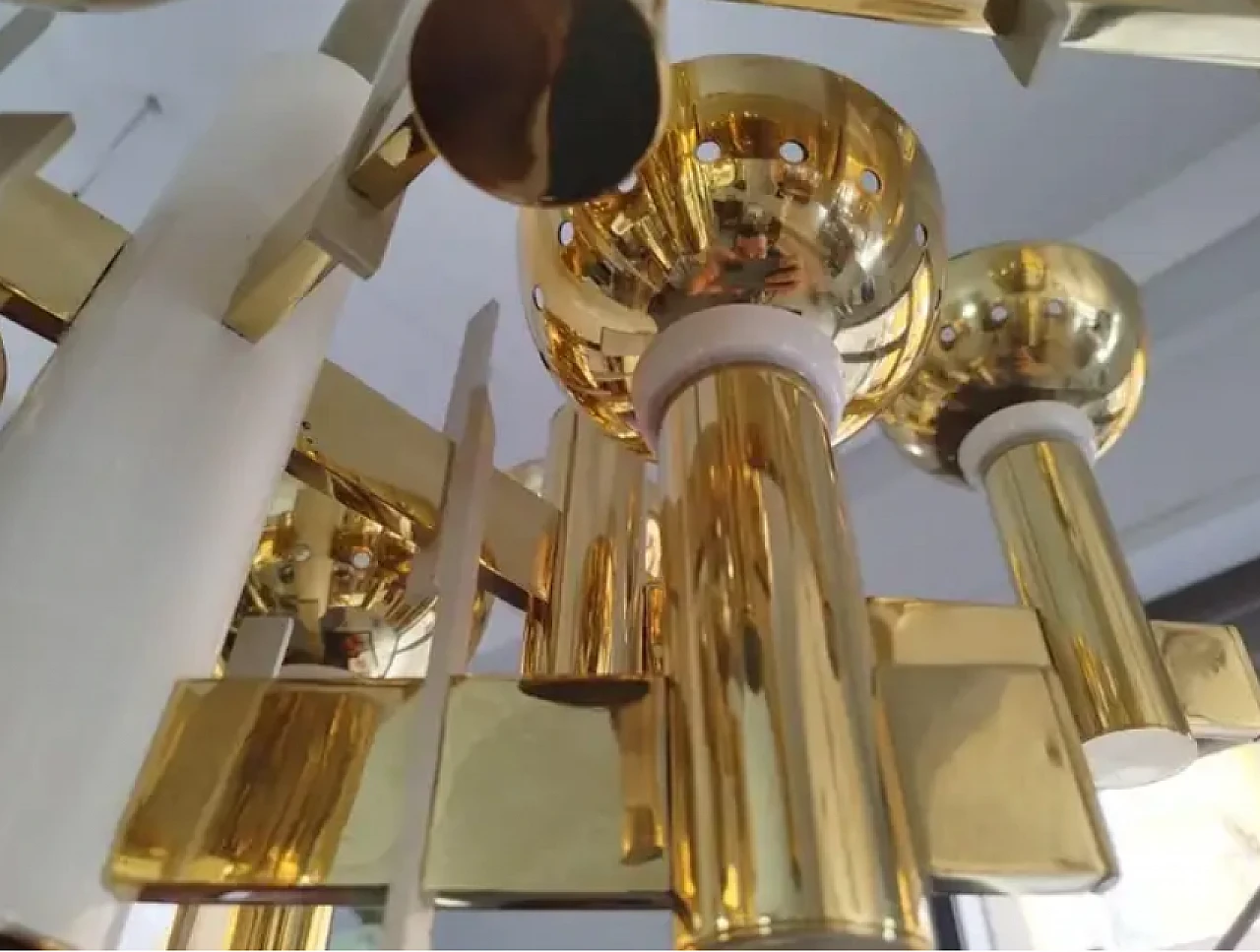 Lampadario in ottone e metallo verniciato bianco, metà '900 6