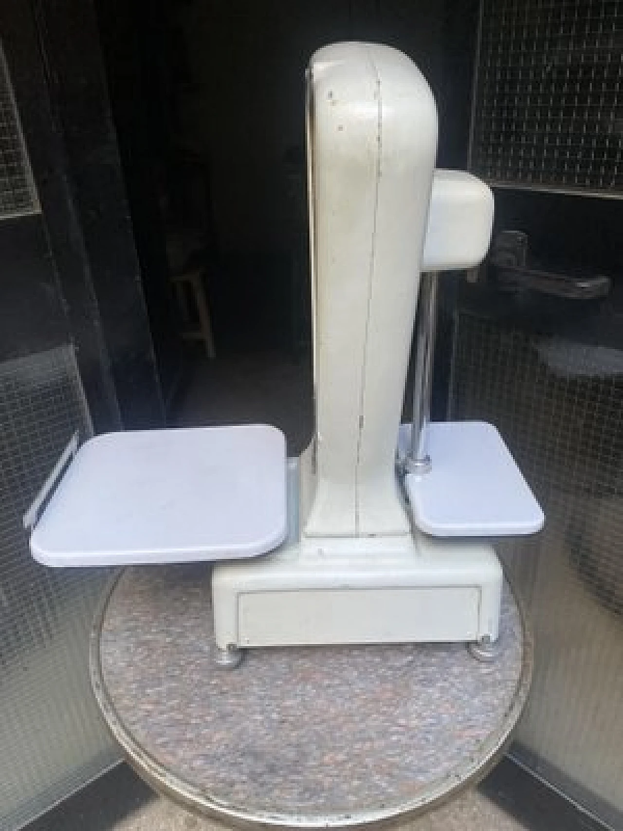 Bilancia da cucina bianca, anni '50 6