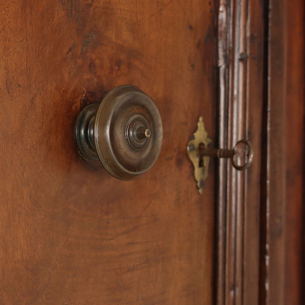 Baroque walnut wardrobe with double pair of front doors, 18th century 7