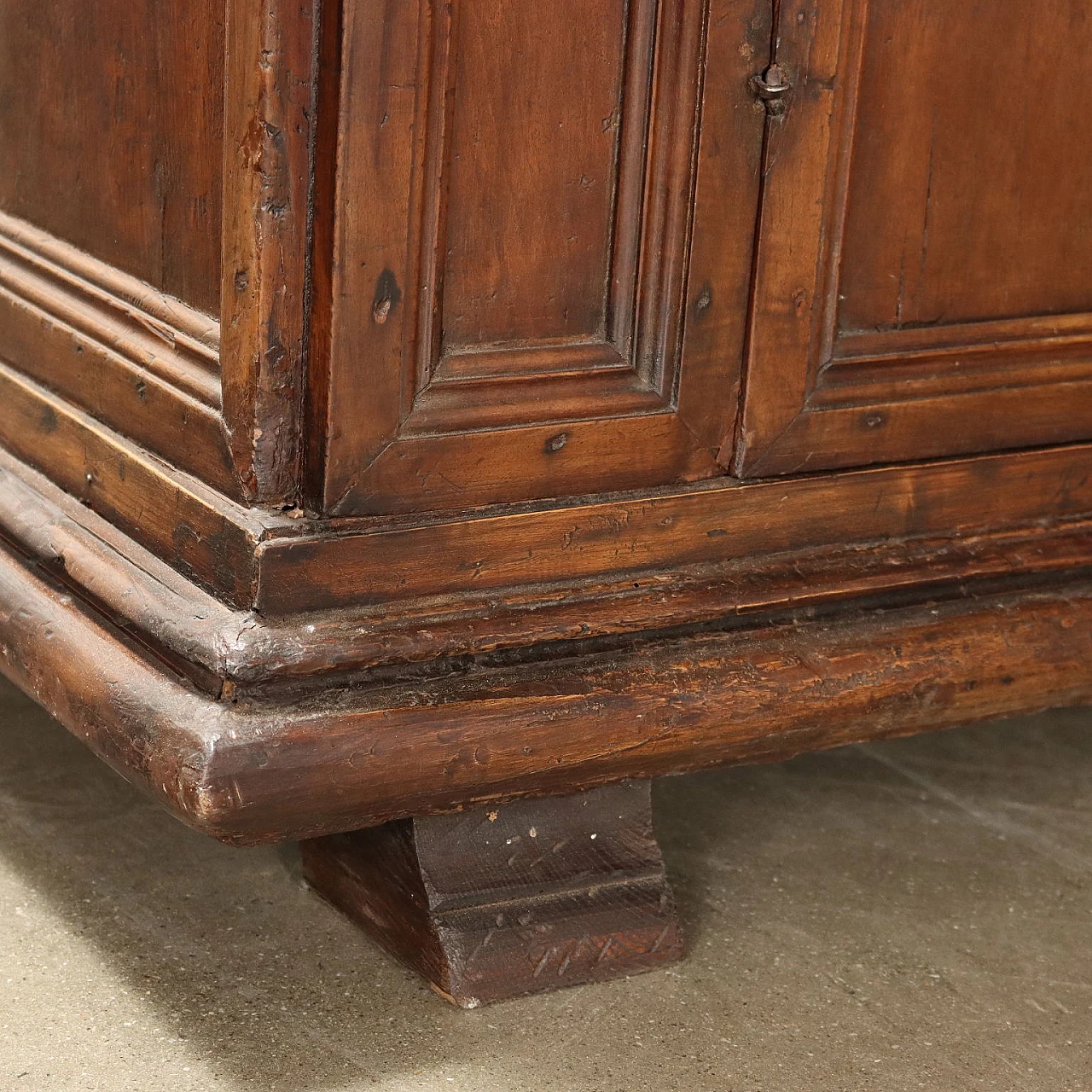 Baroque walnut wardrobe with double pair of front doors, 18th century 9