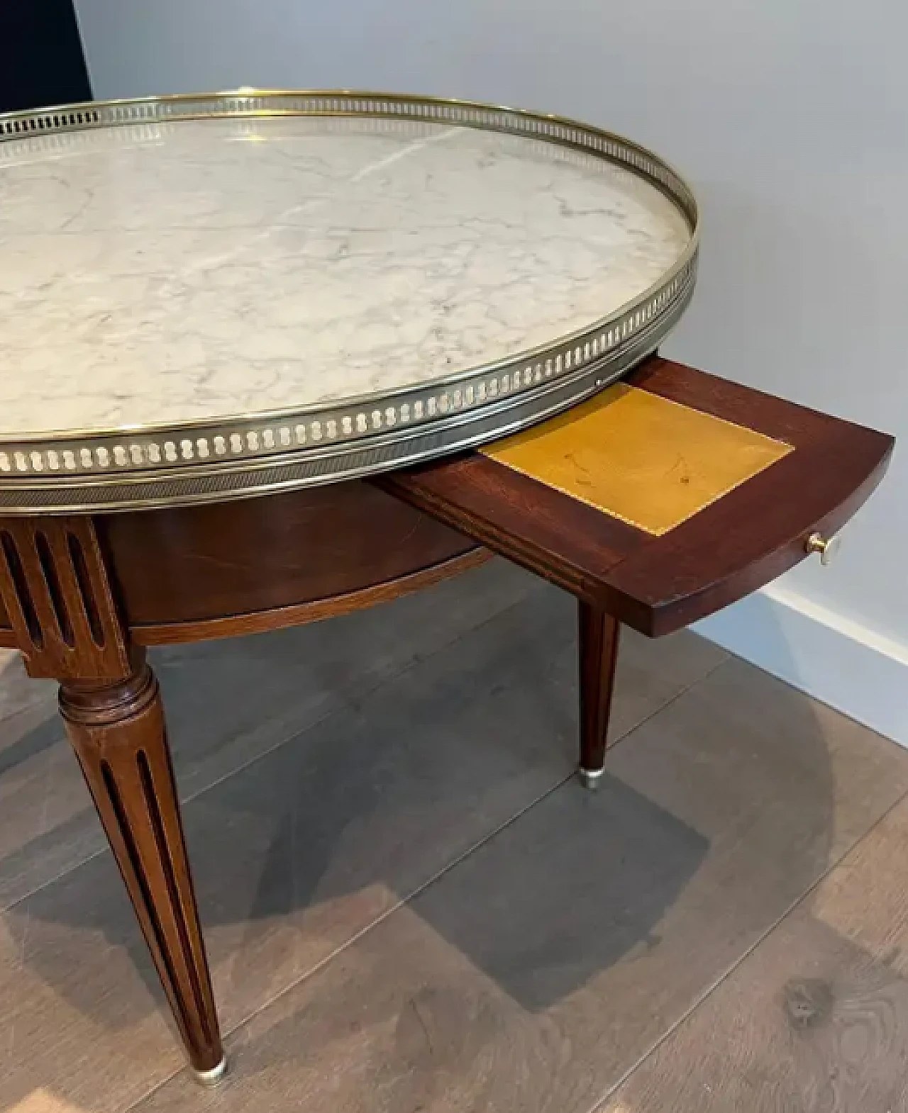Round coffee table with brass and Carrara marble top, 1940s 7