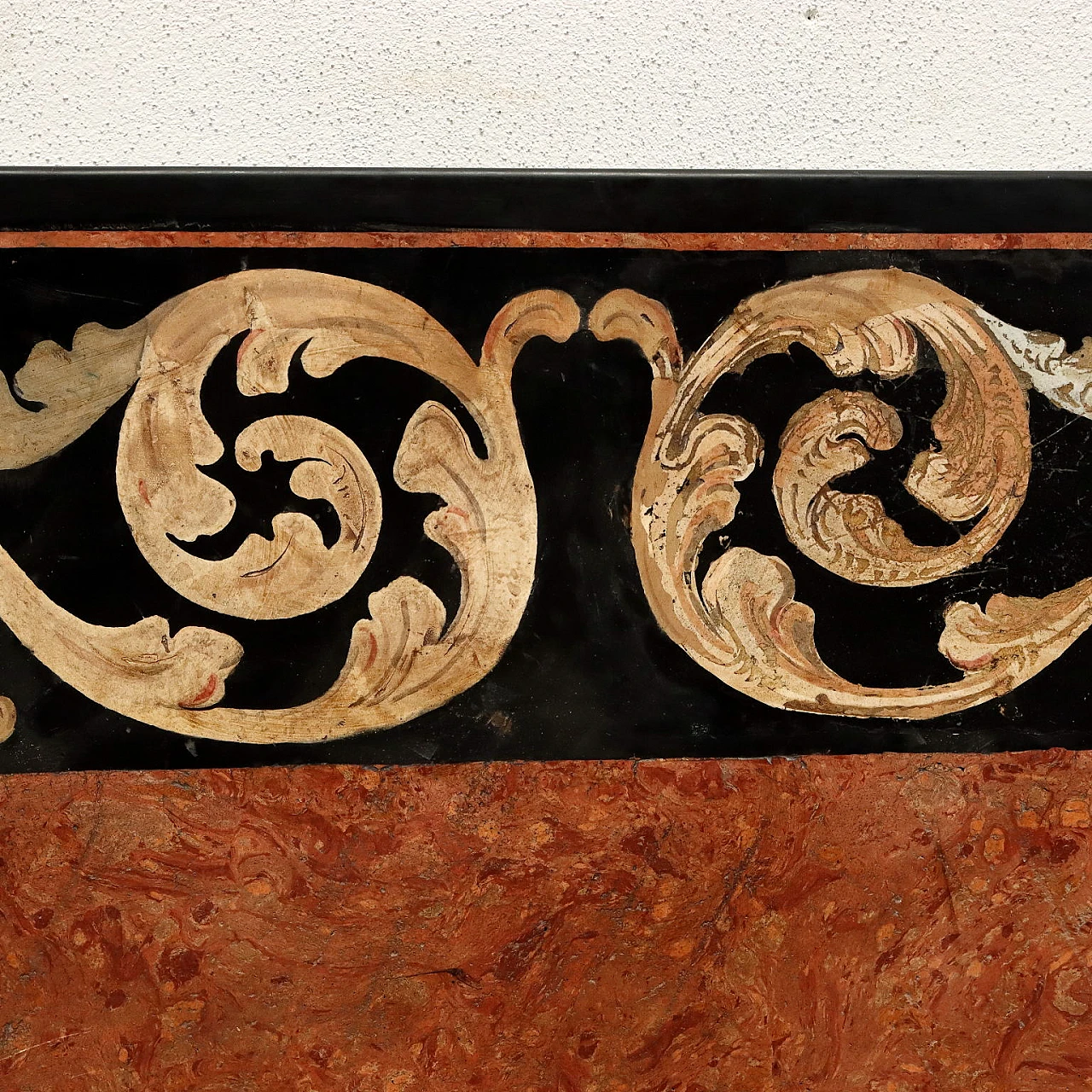 Piano di tavolo in scagliola con decori floreali, inizio '700 4