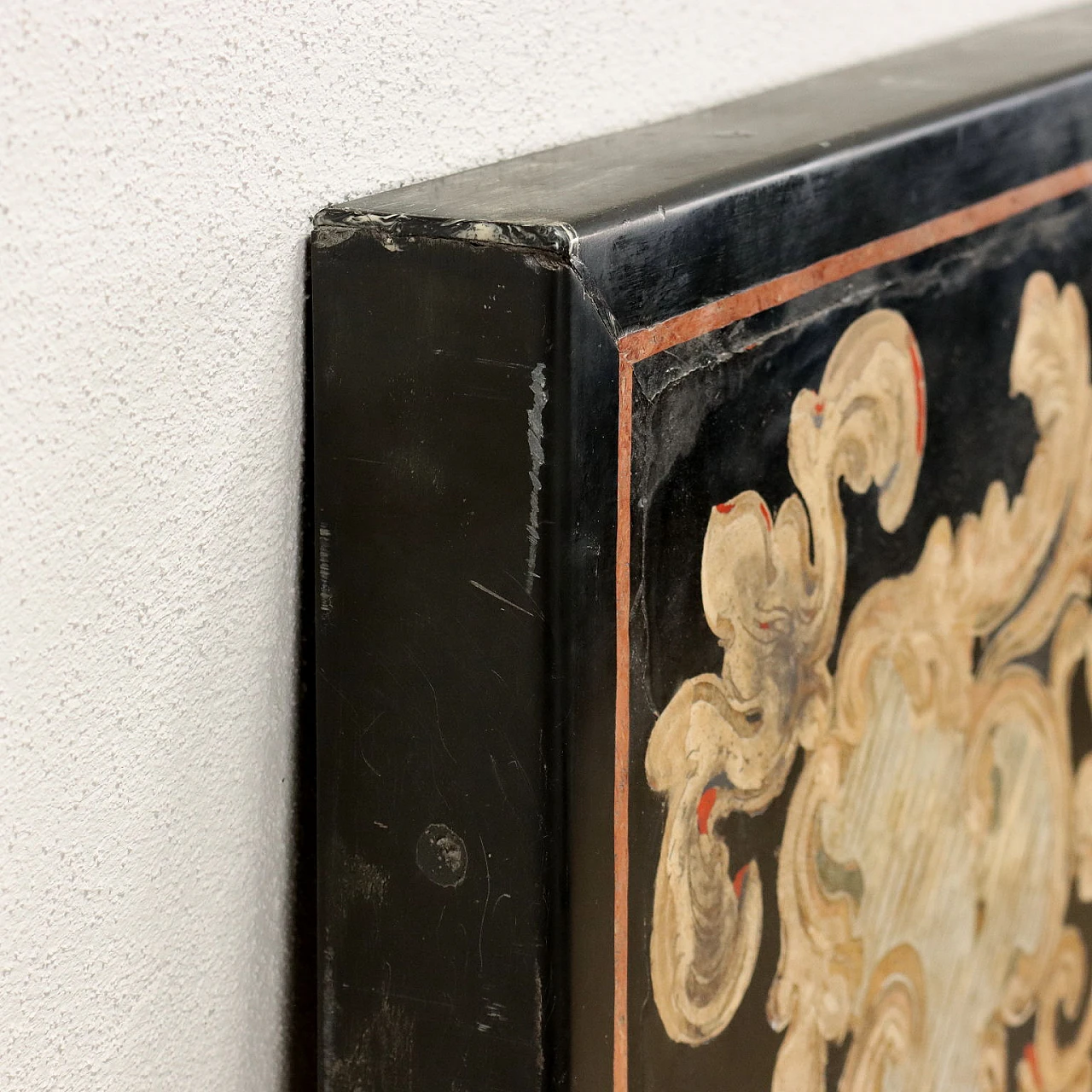 Piano di tavolo in scagliola con decori floreali, inizio '700 7