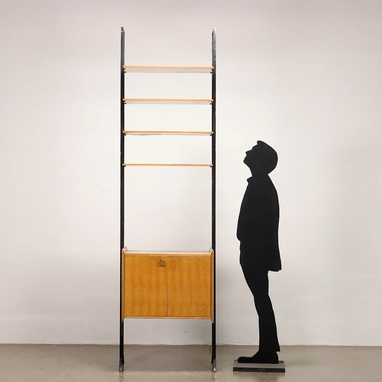 Libreria in legno impiallacciato frassino con montanti in metallo, anni '60 2