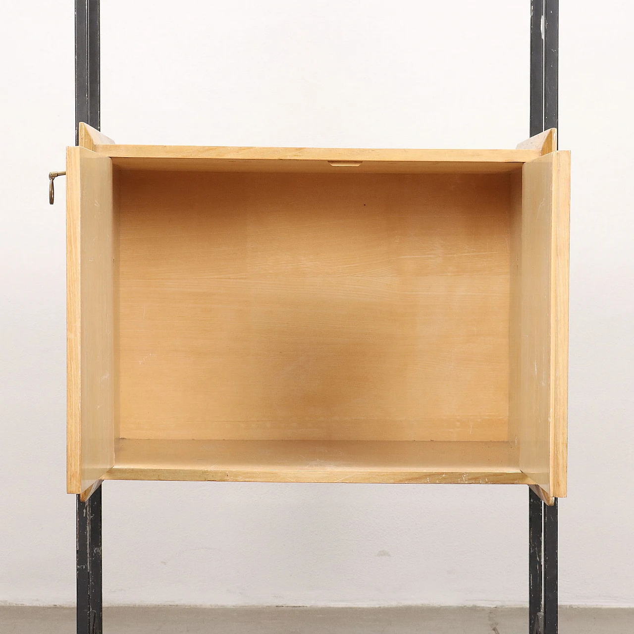 Libreria in legno impiallacciato frassino con montanti in metallo, anni '60 3