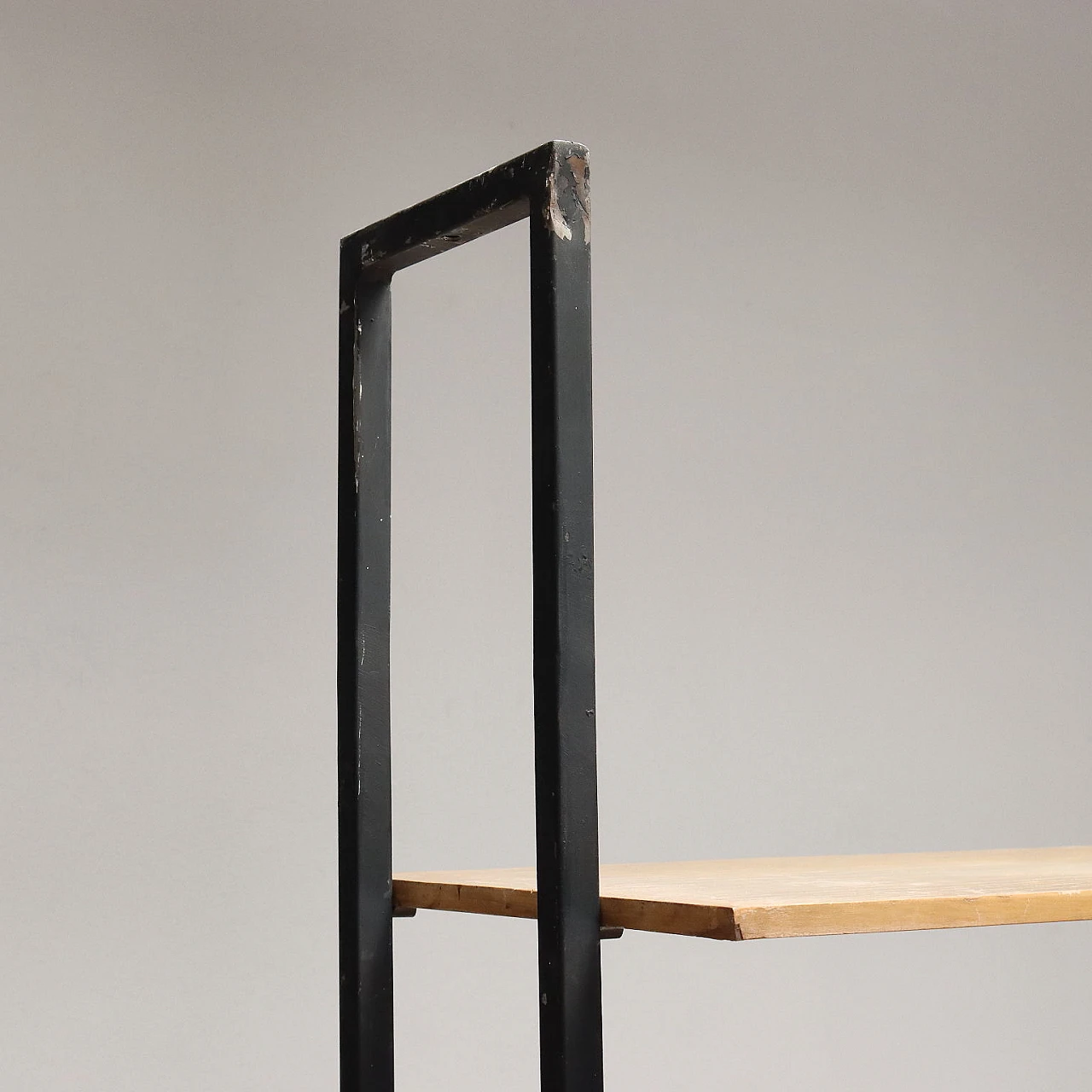 Libreria in legno impiallacciato frassino con montanti in metallo, anni '60 4