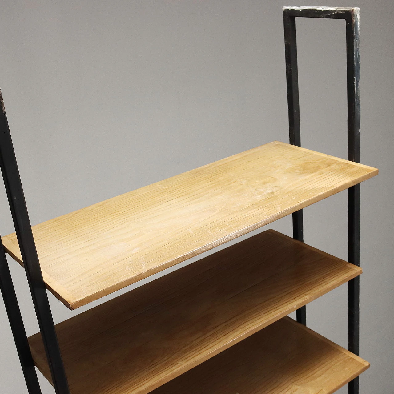 Libreria in legno impiallacciato frassino con montanti in metallo, anni '60 5