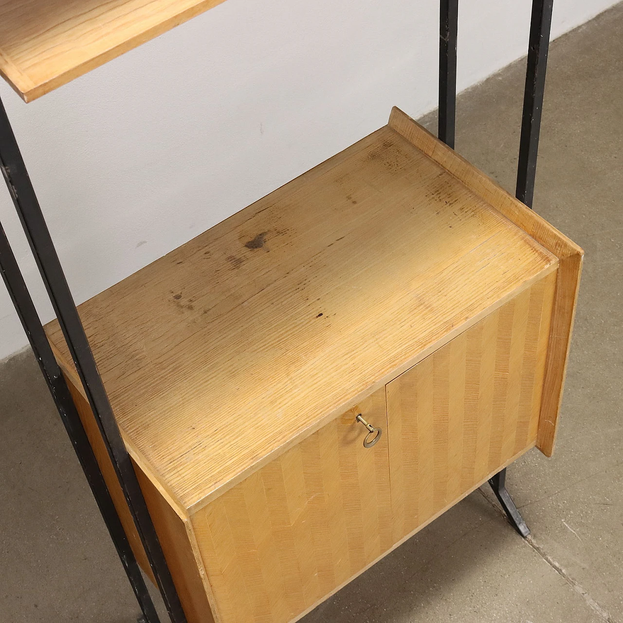 Libreria in legno impiallacciato frassino con montanti in metallo, anni '60 7