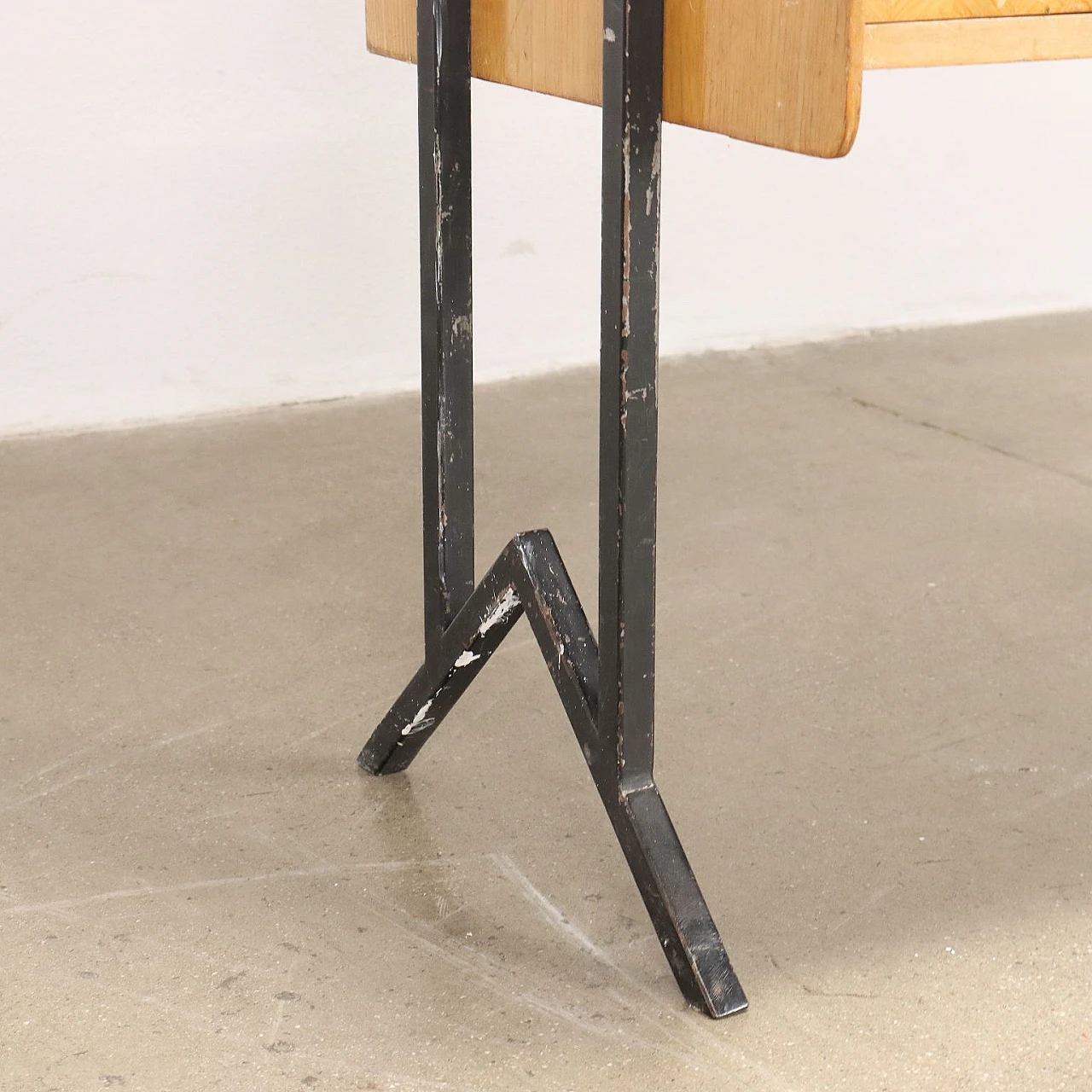 Libreria in legno impiallacciato frassino con montanti in metallo, anni '60 9