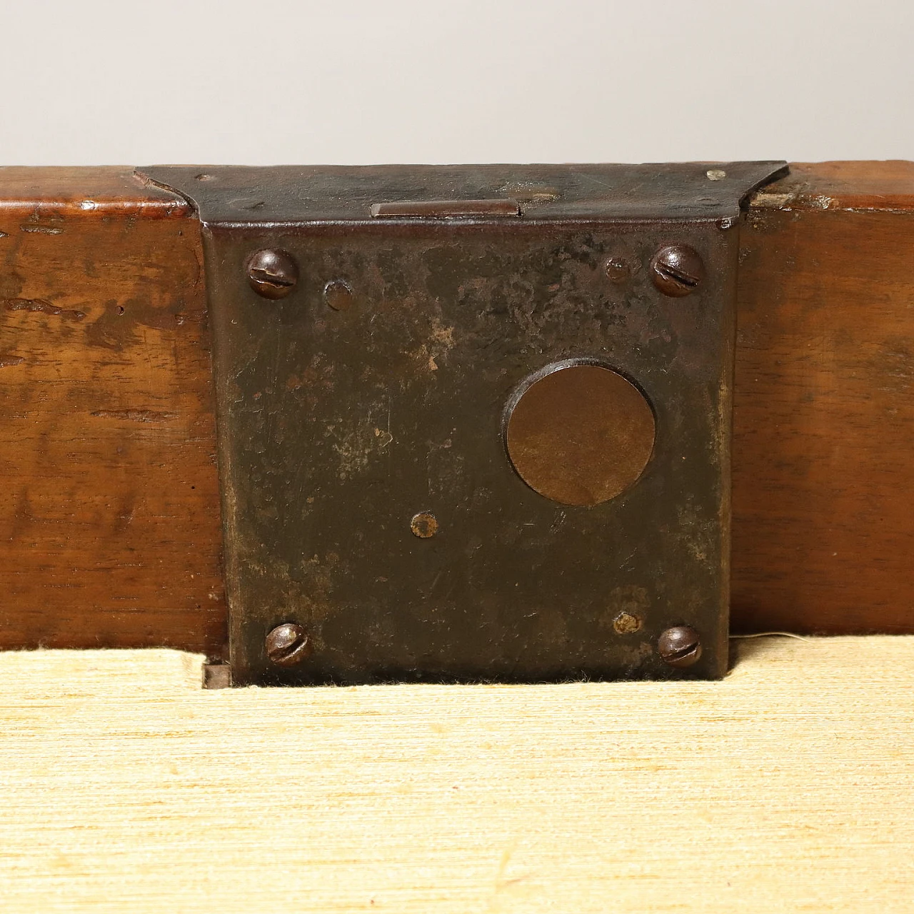 Cassettiera in noce con piedi intagliati a mensola ed intarsiato, '700 6