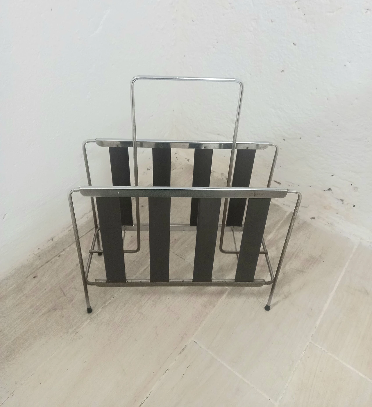 Metal and wood magazine rack, 70s 3