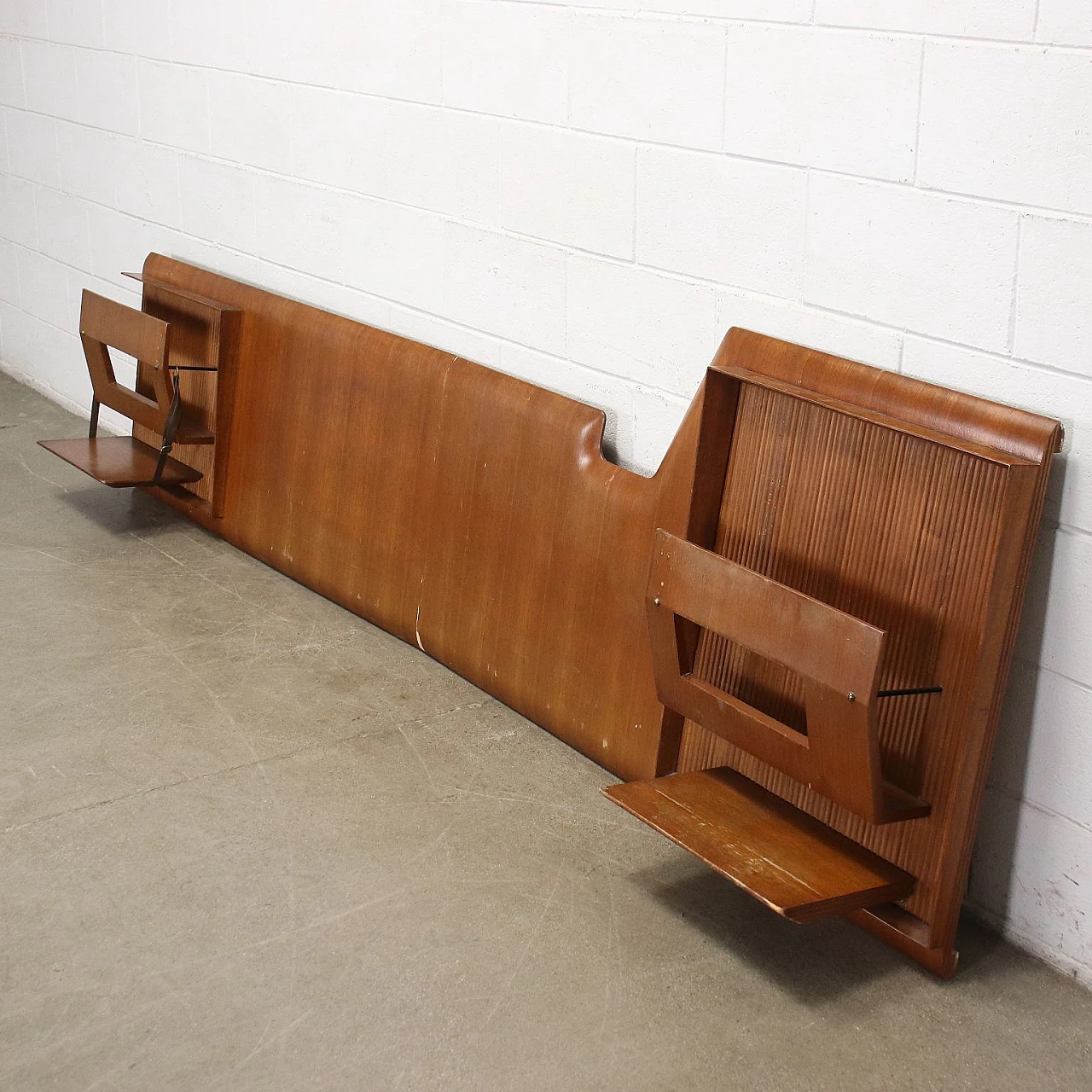 Testata per letto matrimoniale in legno impiallacciato teak con fondo grissinato, anni '60 3