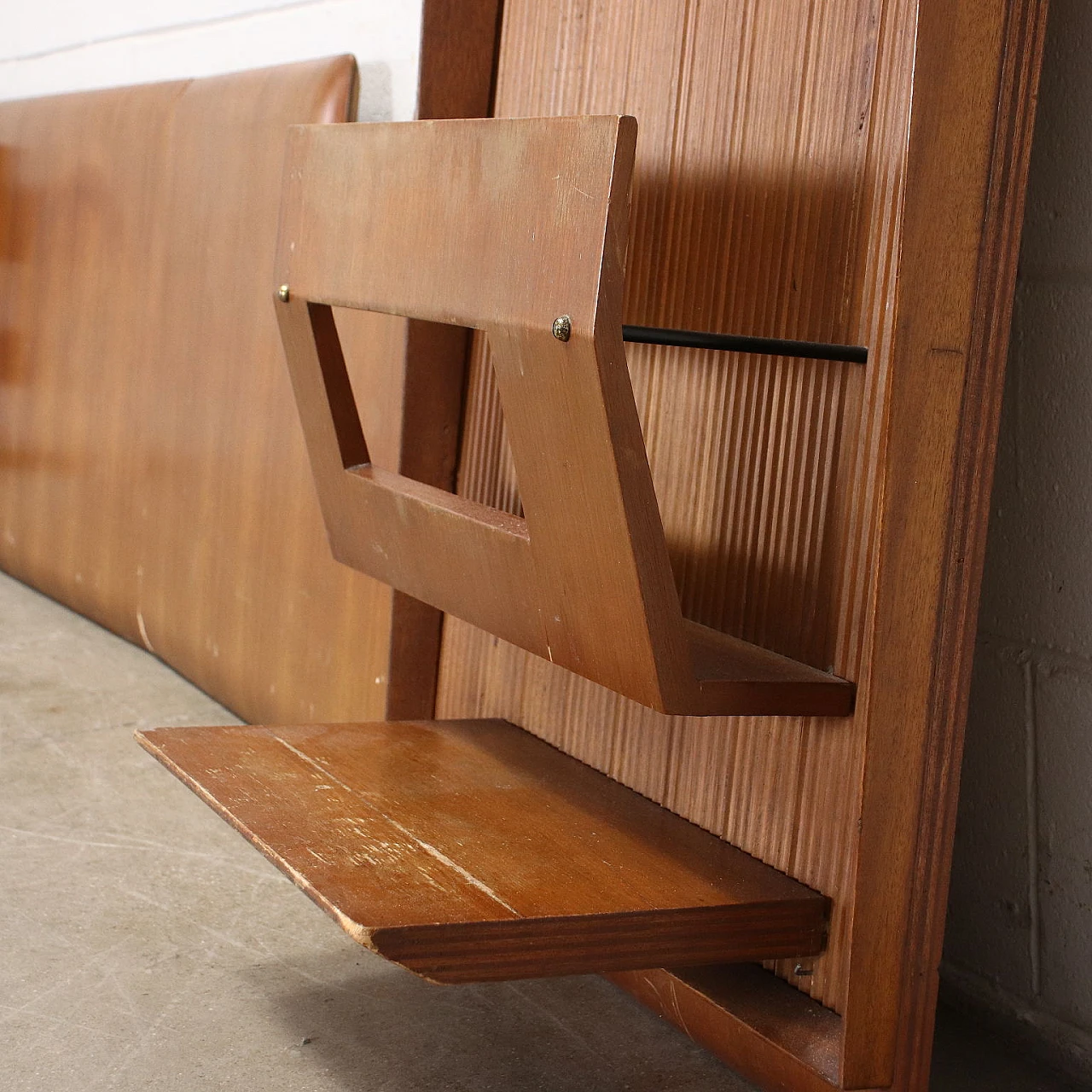 Testata per letto matrimoniale in legno impiallacciato teak con fondo grissinato, anni '60 4