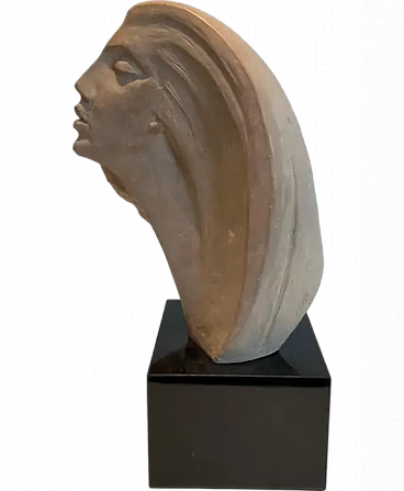 Scultura in terracotta raffigurante un volto di donna, anni '80
