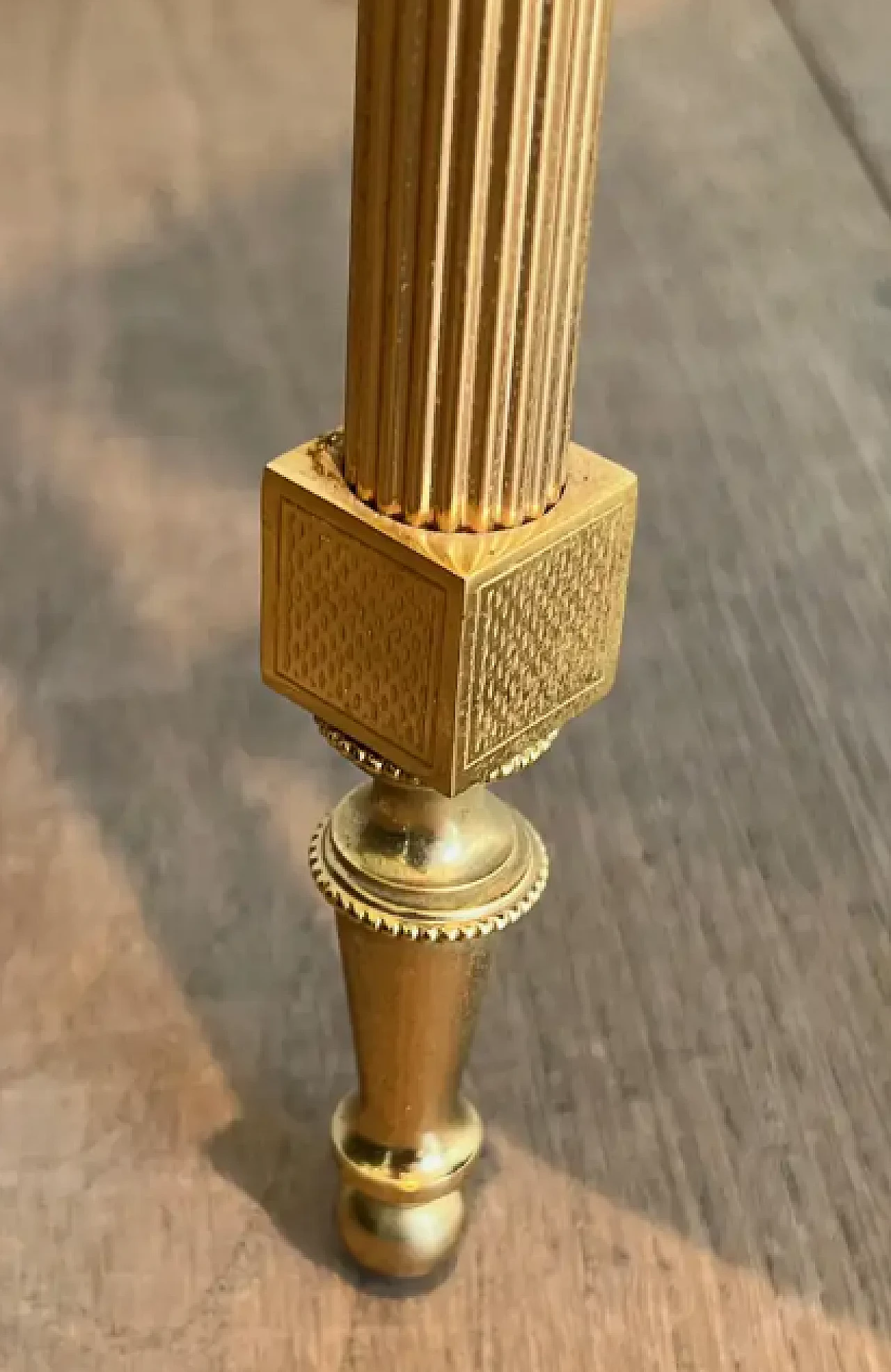 Coppia di tavolini angolari in metallo e ripiani a specchio, anni '40 11