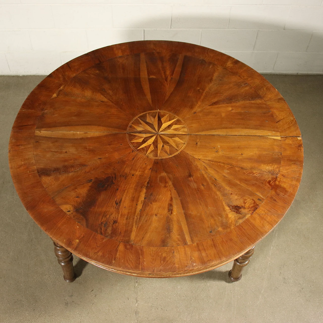 Lombard-Venetian extending wooden table with decorated top, 19th century 3