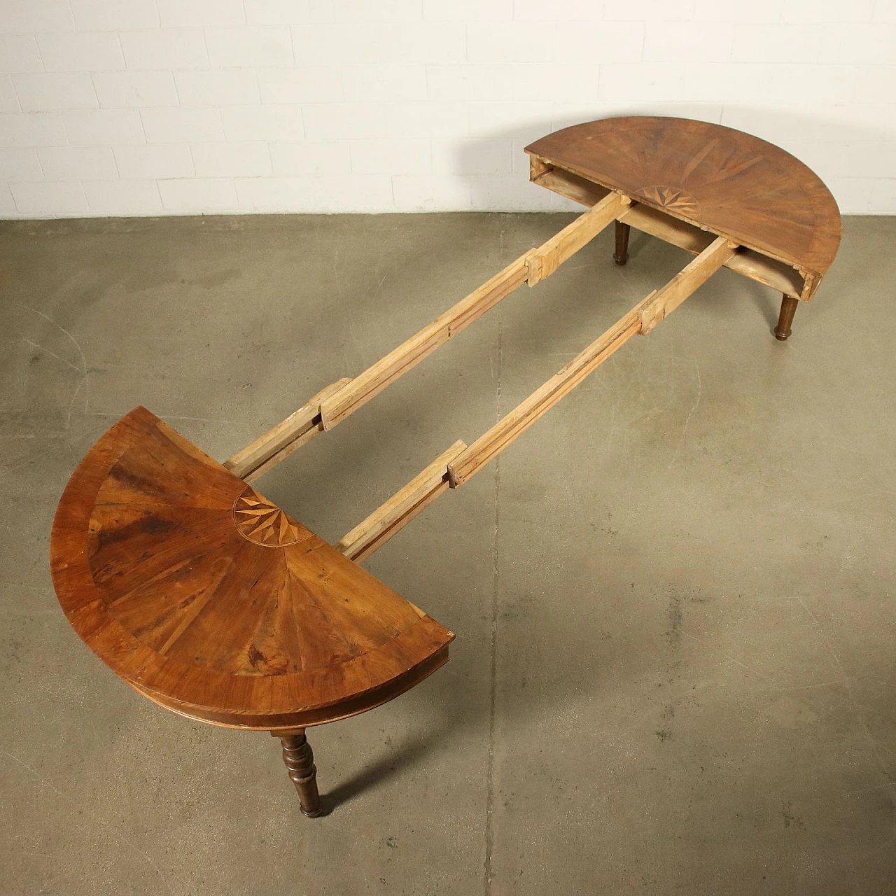 Lombard-Venetian extending wooden table with decorated top, 19th century 4