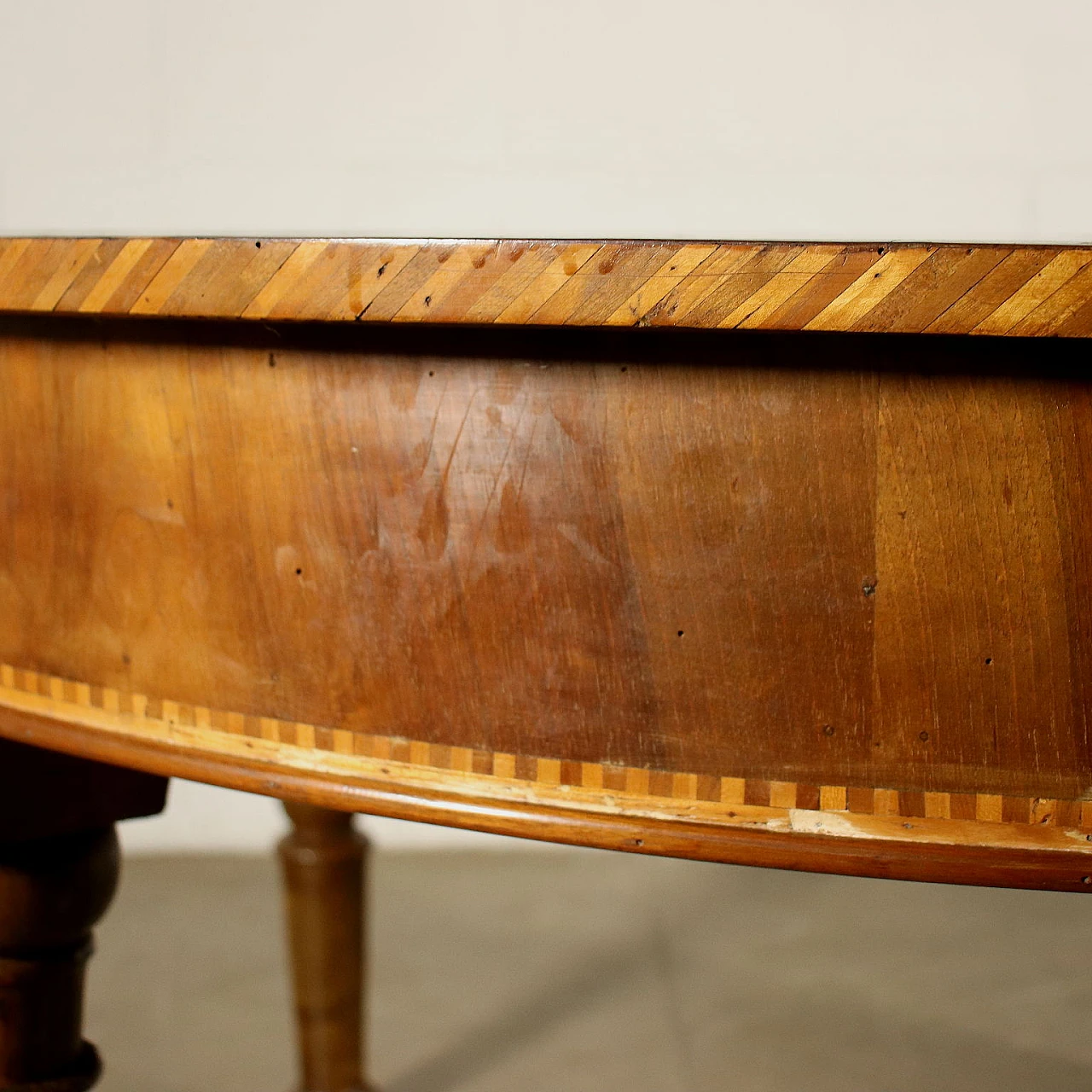 Lombard-Venetian extending wooden table with decorated top, 19th century 6