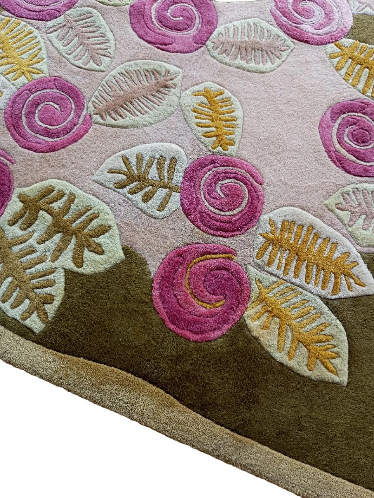 Tappeto design con rose in rilievo disegnato da Gianni Vigone (Italia) 2
