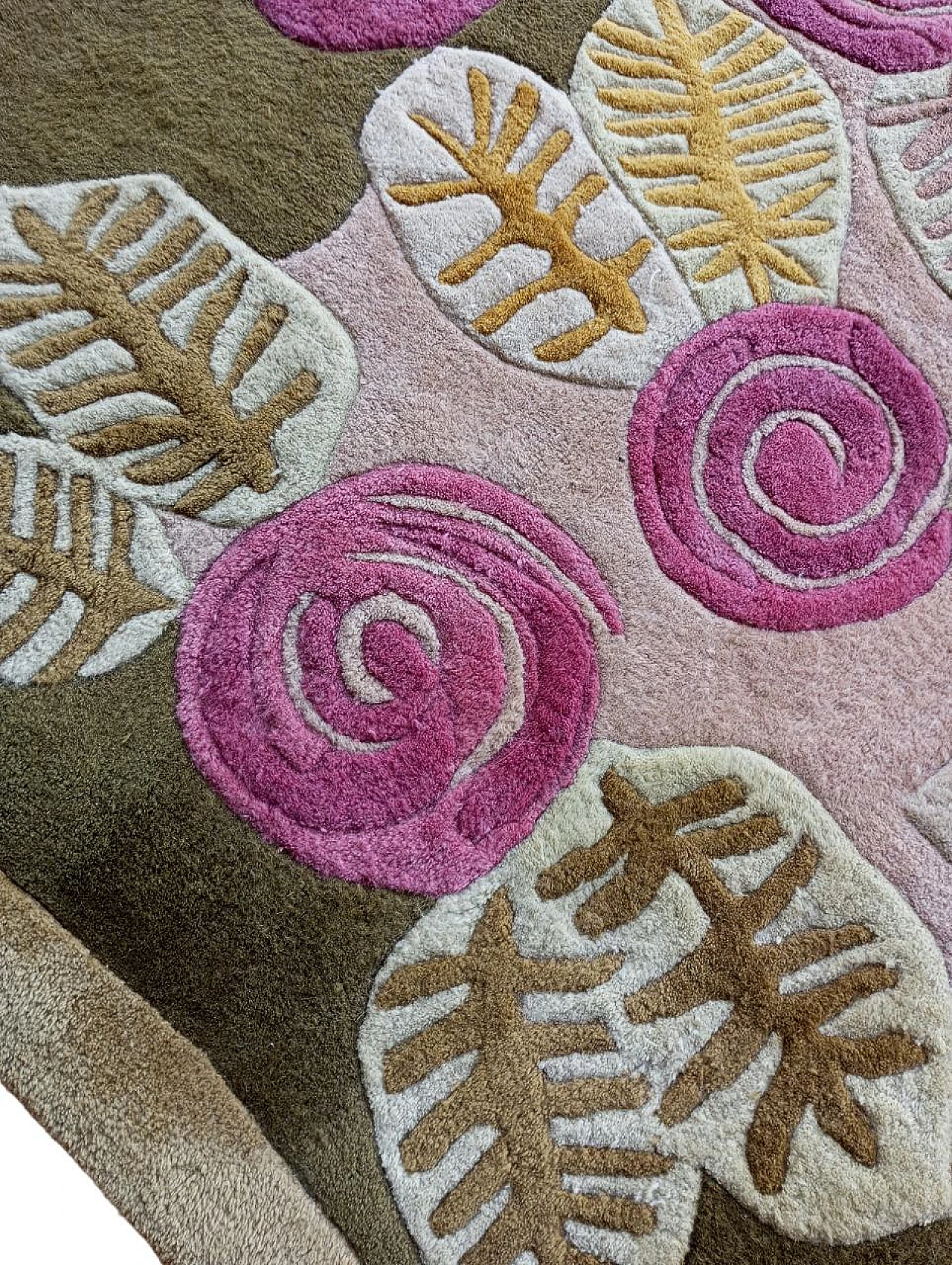 Tappeto design con rose in rilievo disegnato da Gianni Vigone (Italia) 4