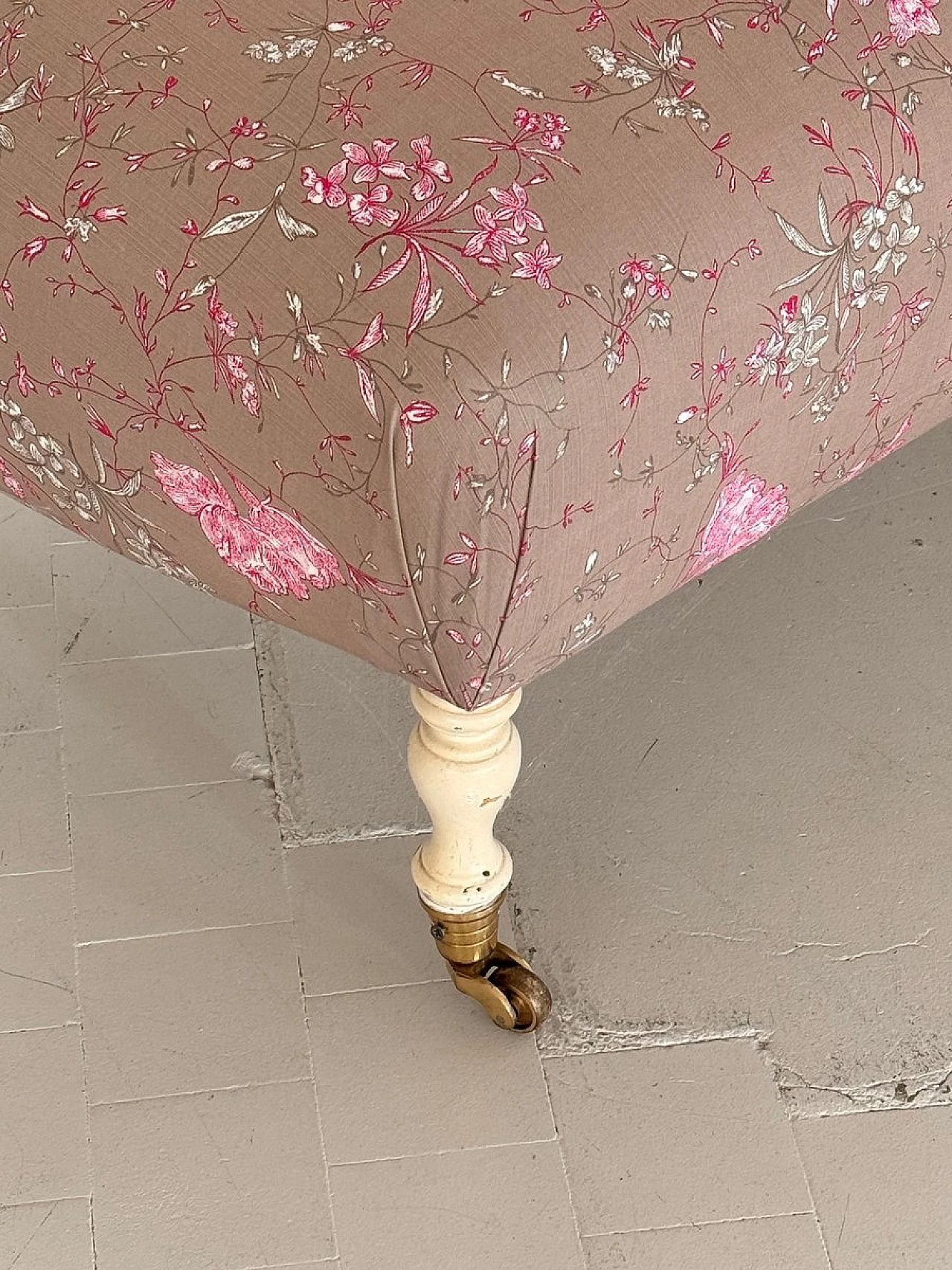 Victorian chaise longue with capitonné upholstery, 1950s 8