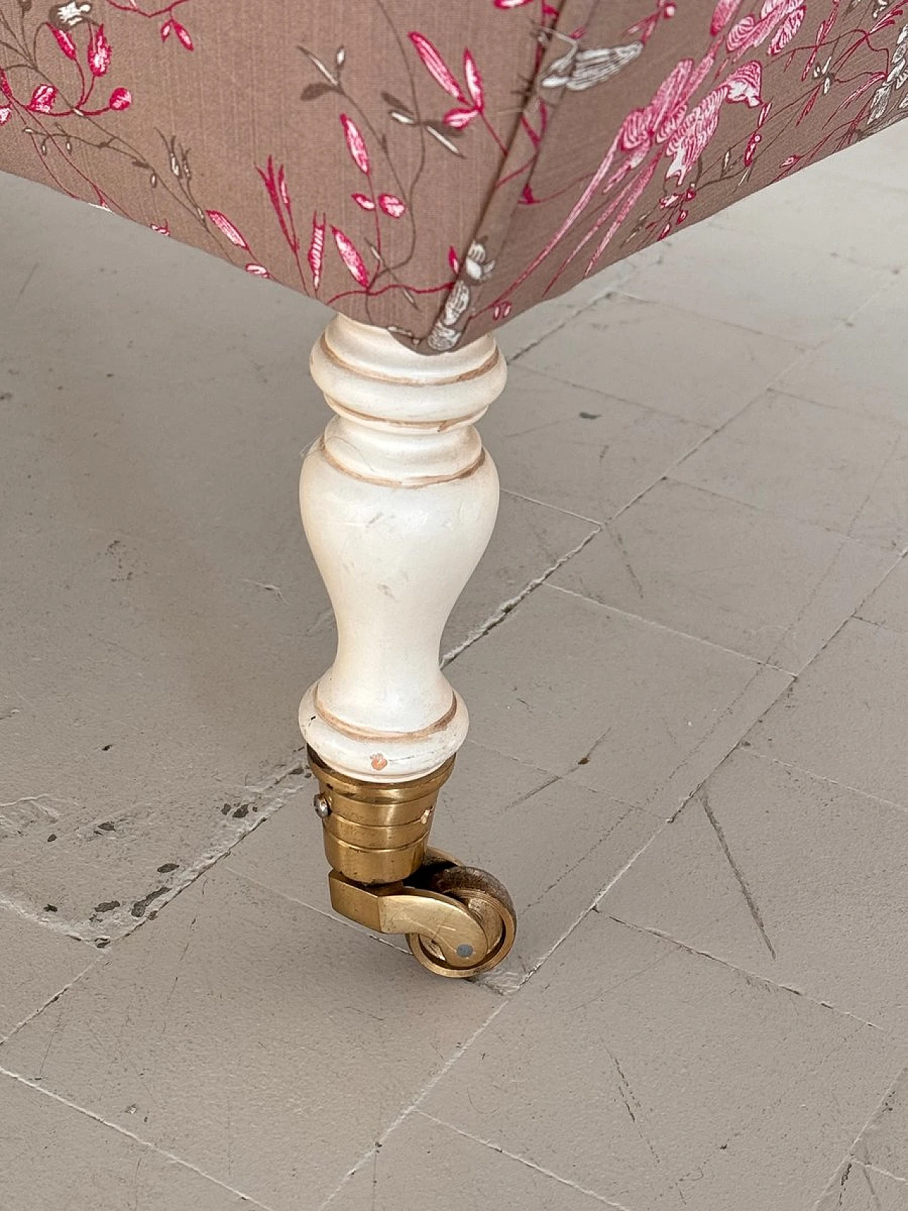 Victorian chaise longue with capitonné upholstery, 1950s 18