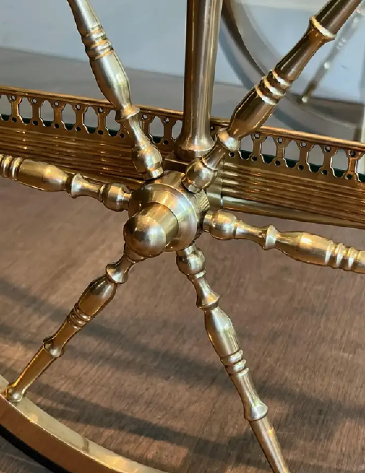 Carrello da bar in ottone con due ripiani in vetro, anni '40 10