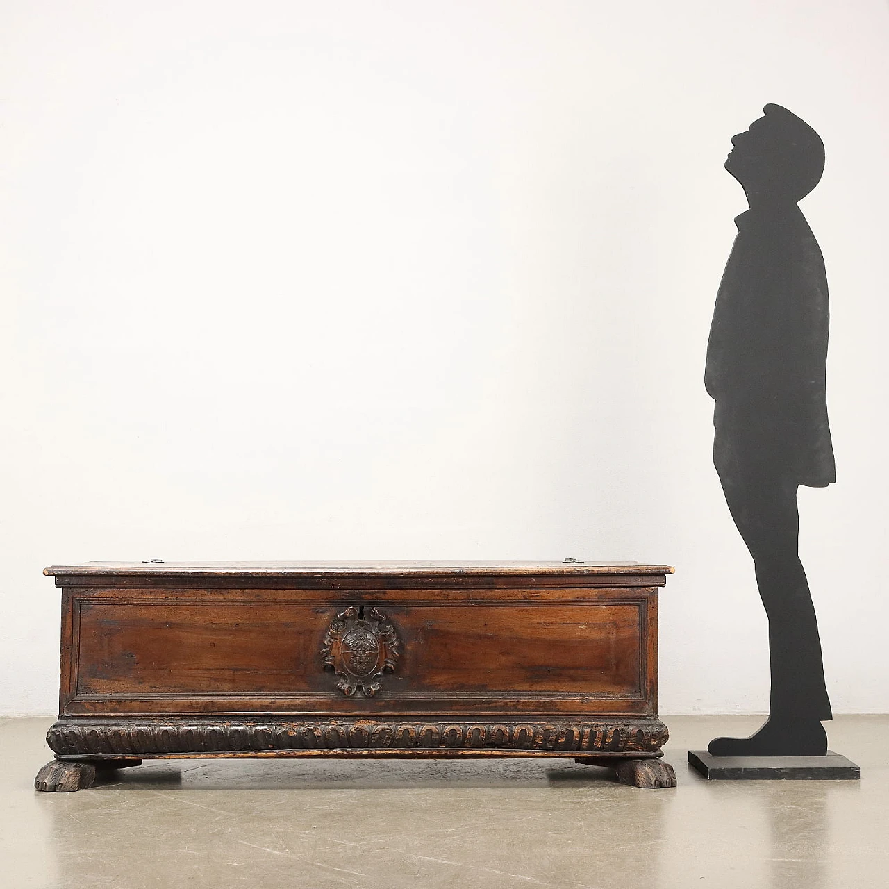 Cassapanca in noce con piano in pioppo e piedi leonini, '700 2