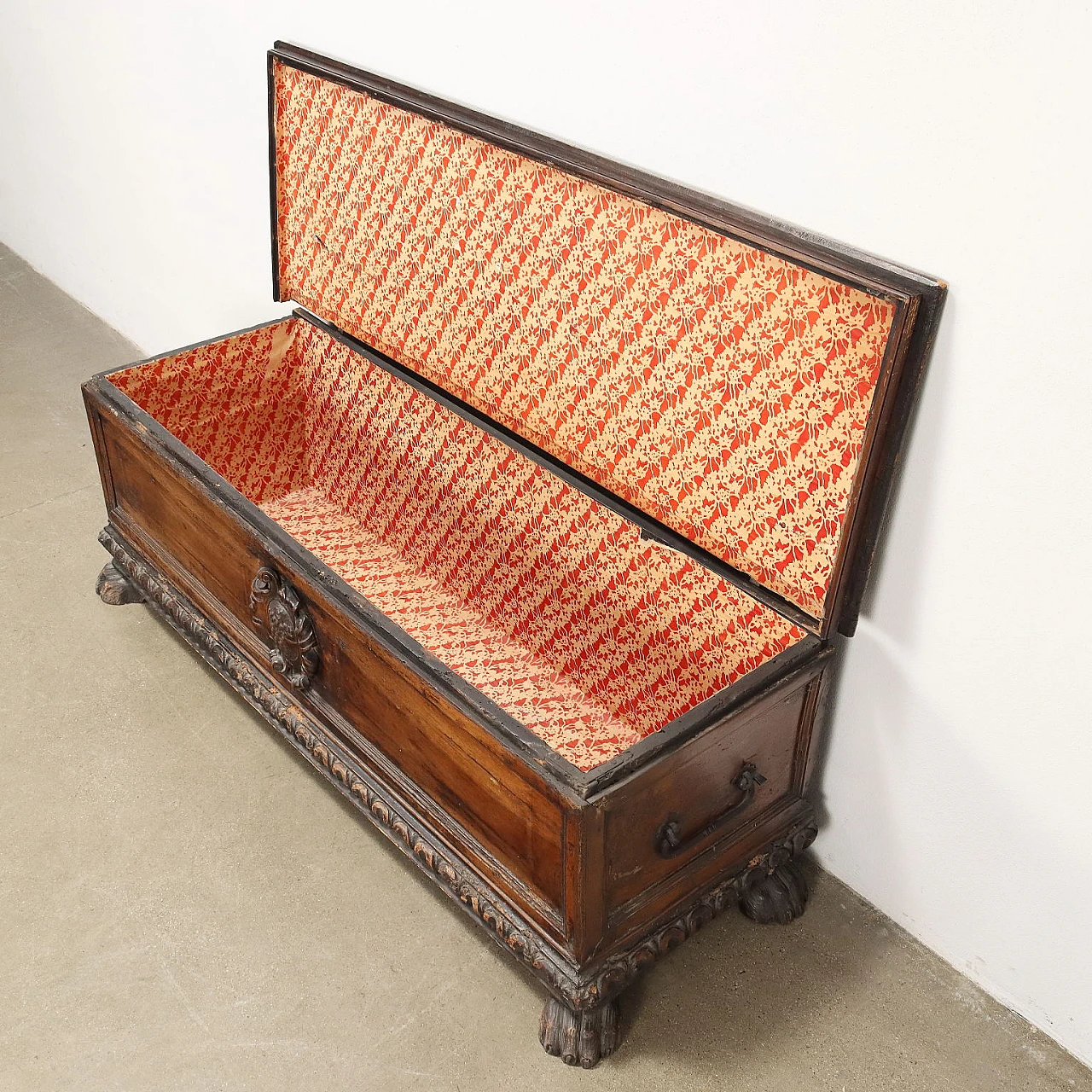 Cassapanca in noce con piano in pioppo e piedi leonini, '700 3