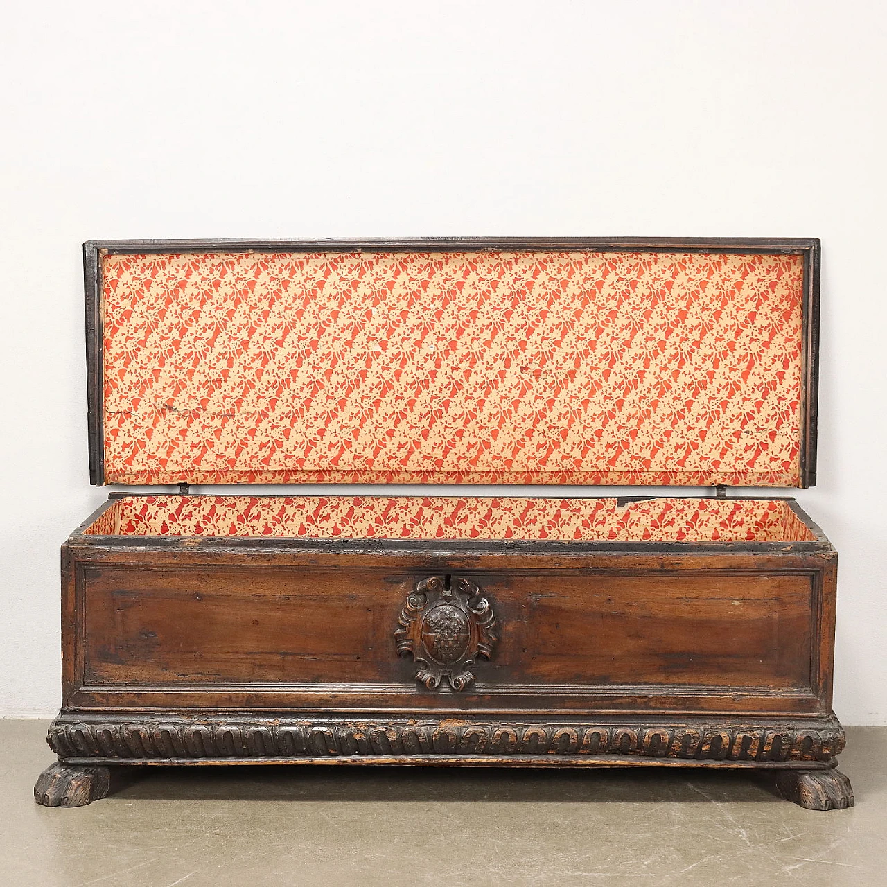 Cassapanca in noce con piano in pioppo e piedi leonini, '700 4