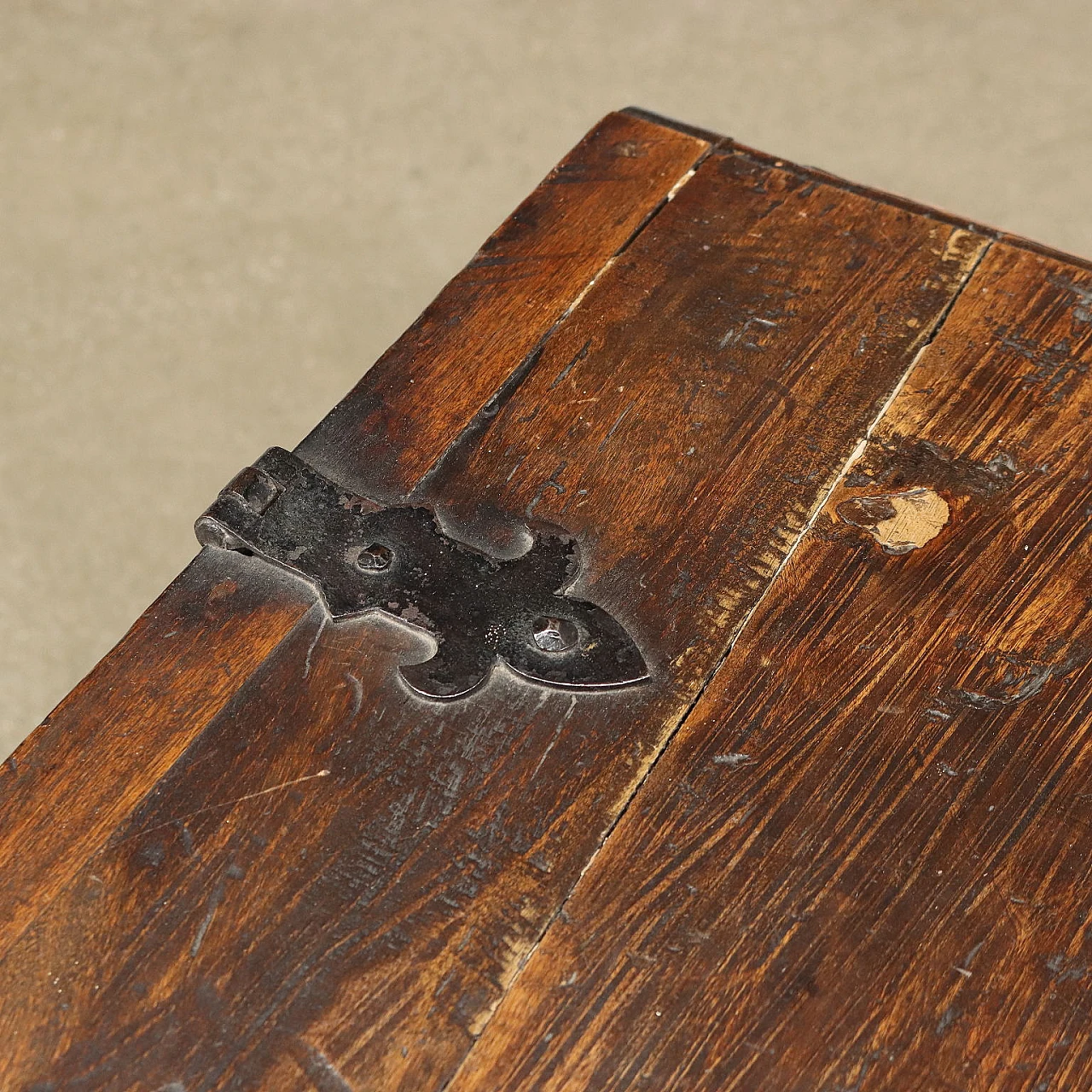 Cassapanca in noce con piano in pioppo e piedi leonini, '700 5