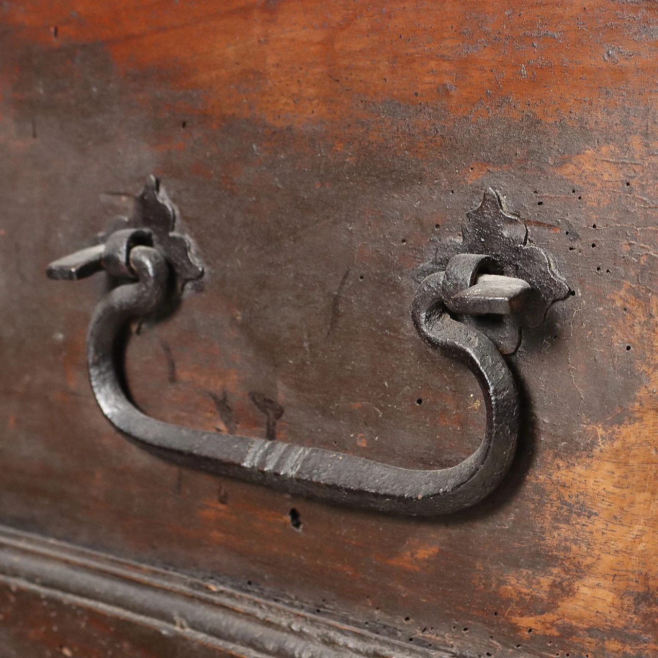 Cassapanca in noce con piano in pioppo e piedi leonini, '700 6