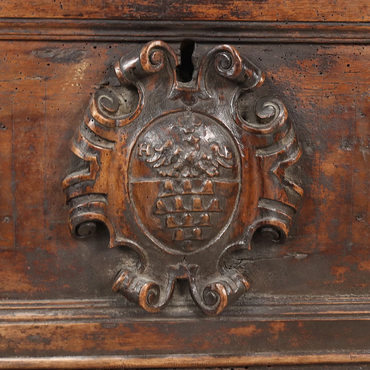 Cassapanca in noce con piano in pioppo e piedi leonini, '700 7