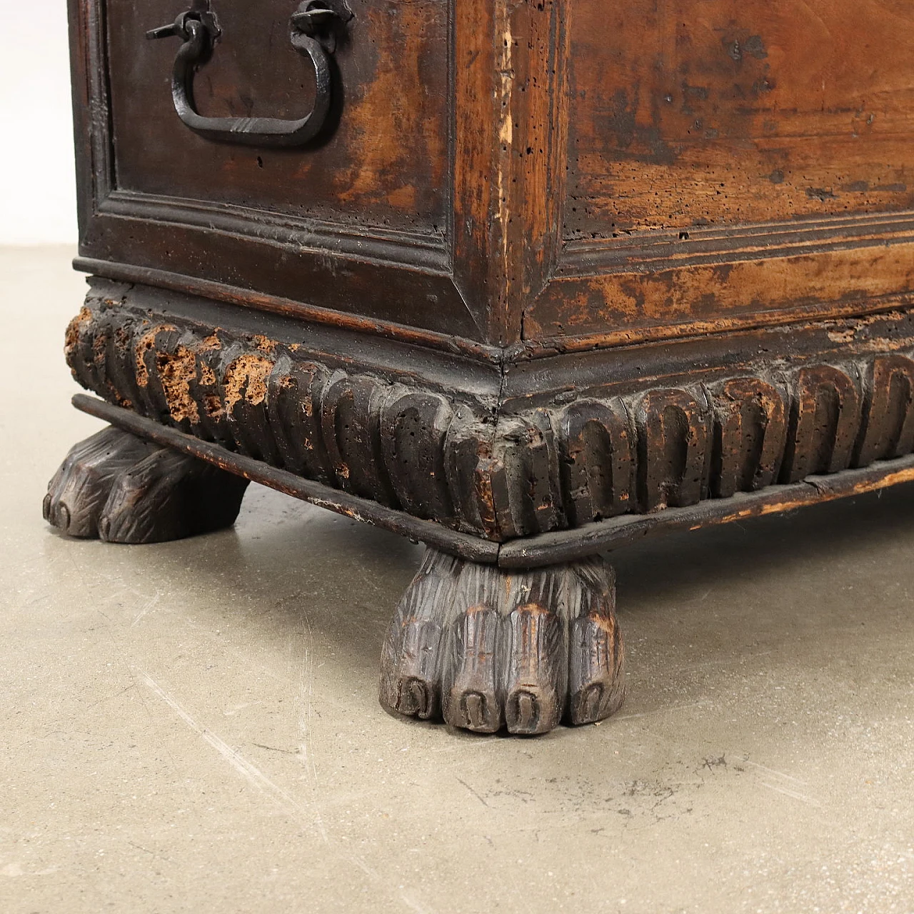 Cassapanca in noce con piano in pioppo e piedi leonini, '700 8