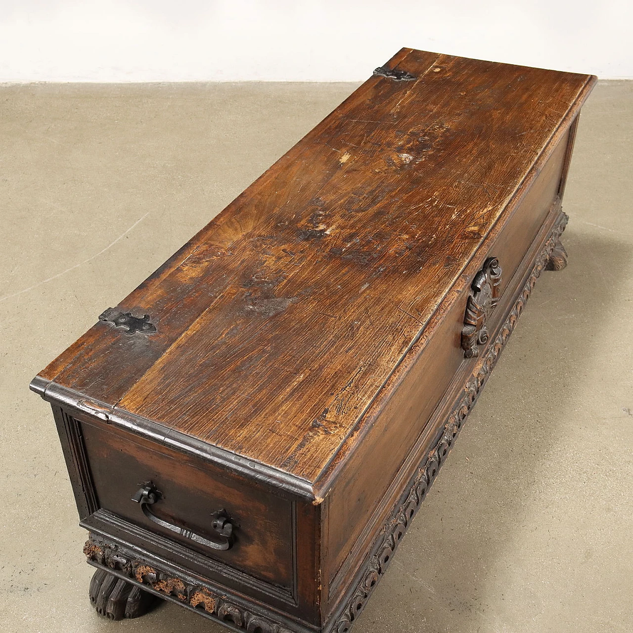 Cassapanca in noce con piano in pioppo e piedi leonini, '700 9