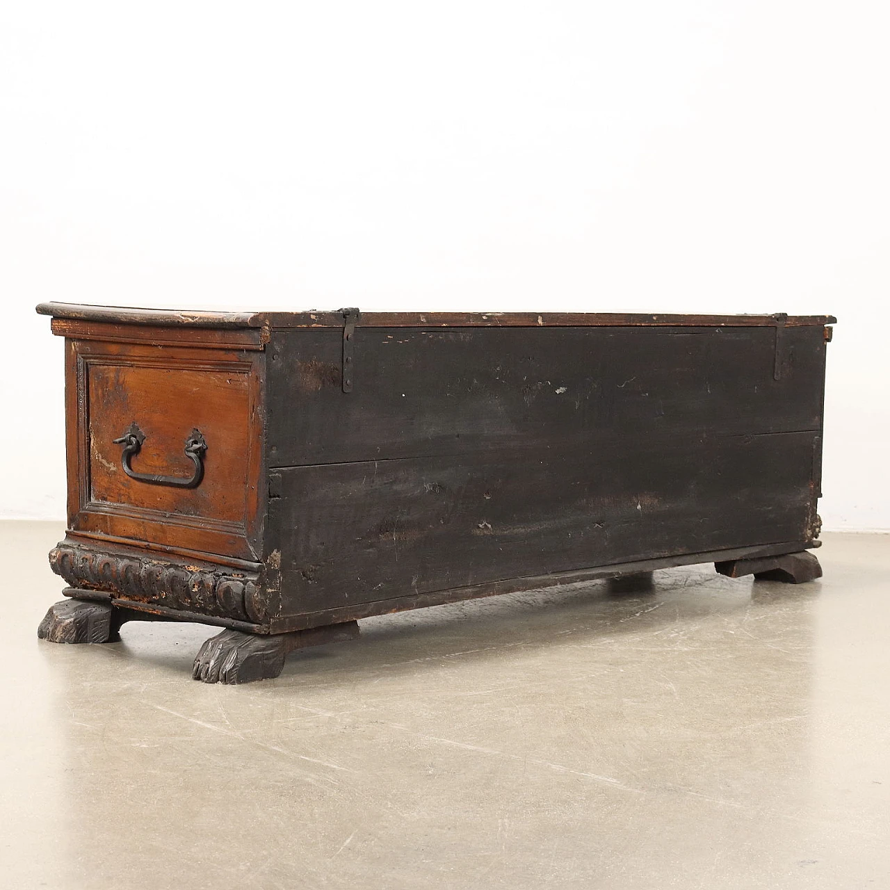 Cassapanca in noce con piano in pioppo e piedi leonini, '700 10