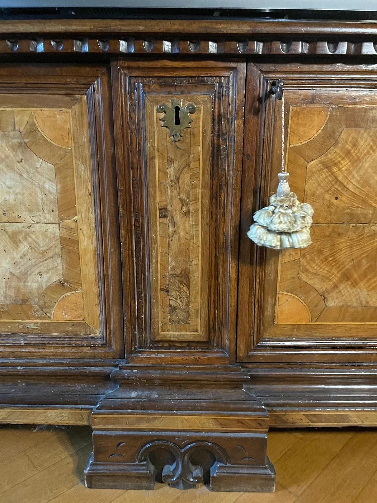 Neo Renaissance container bench in walnut wood and burl, 19th century 3