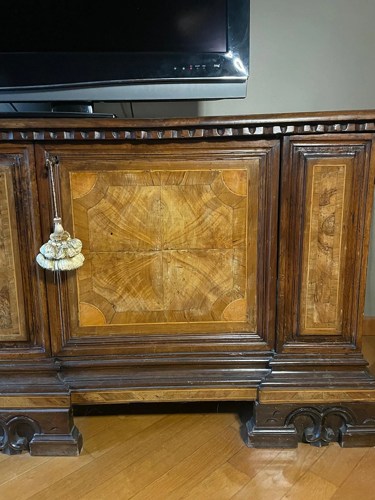 Neo Renaissance container bench in walnut wood and burl, 19th century 4