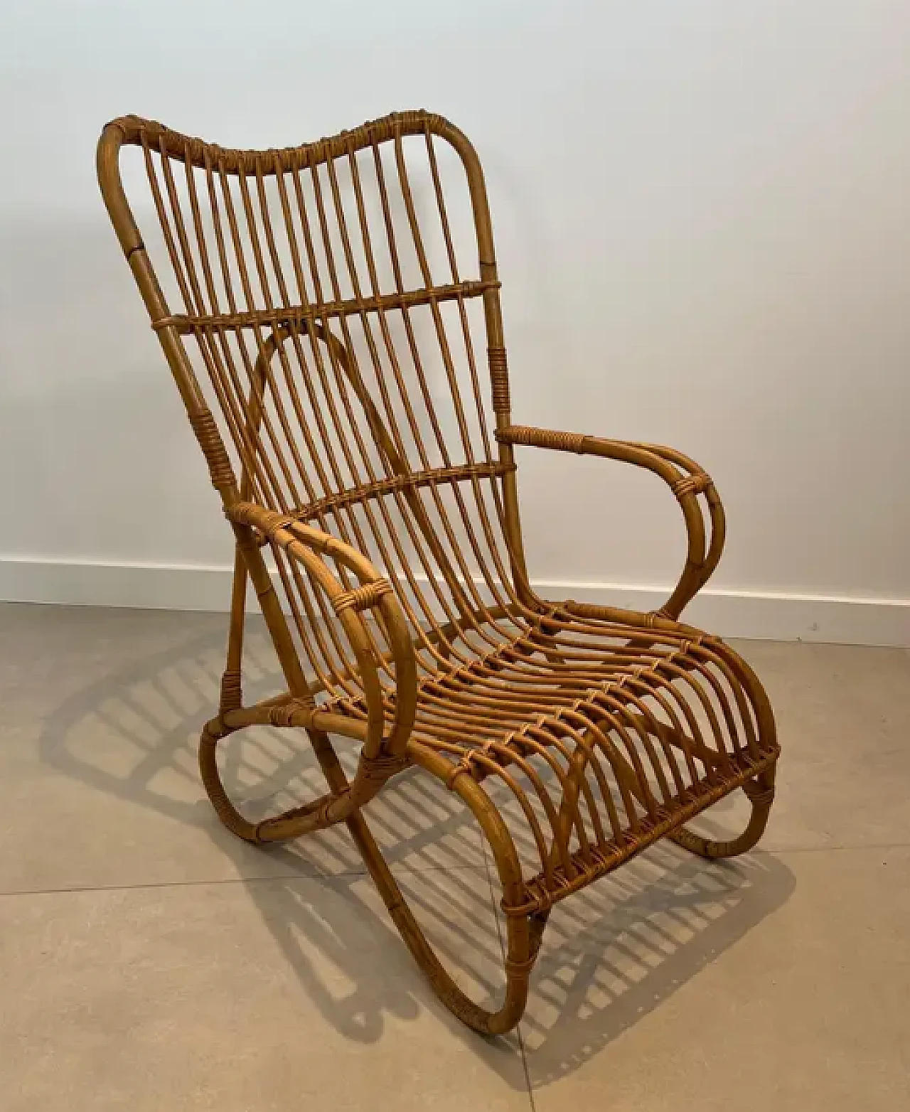 Coppia di poltrone alte di design in rattan, anni '50 4