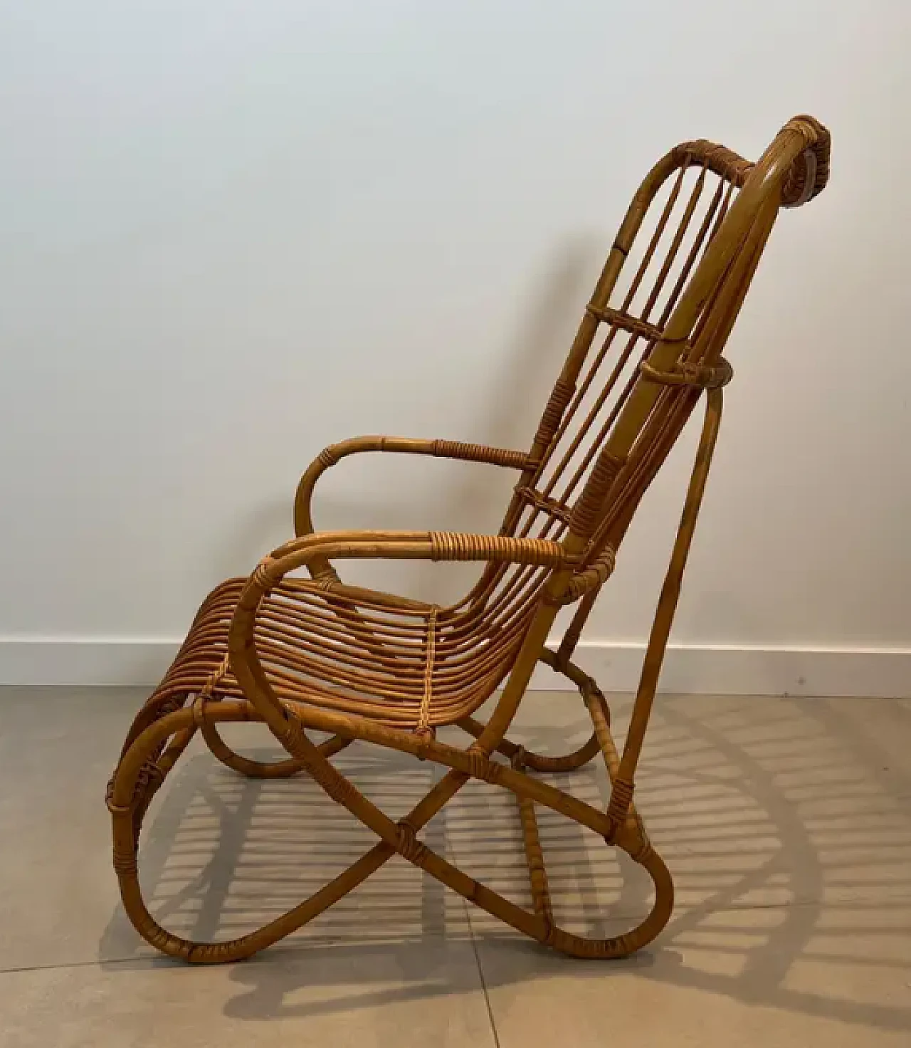 Coppia di poltrone alte di design in rattan, anni '50 6