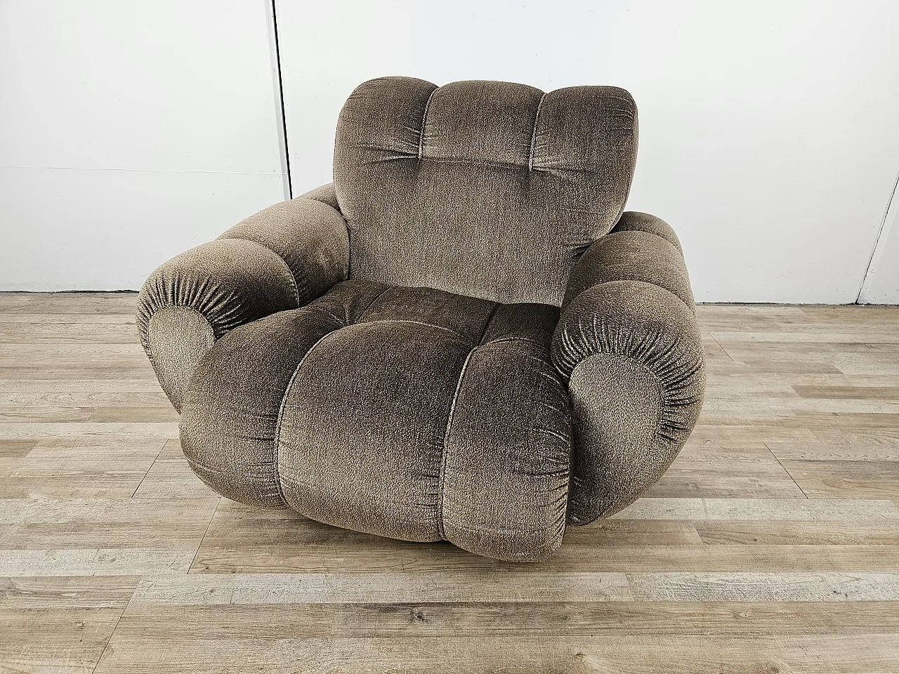 Vintage 70s armchair with wooden base 1