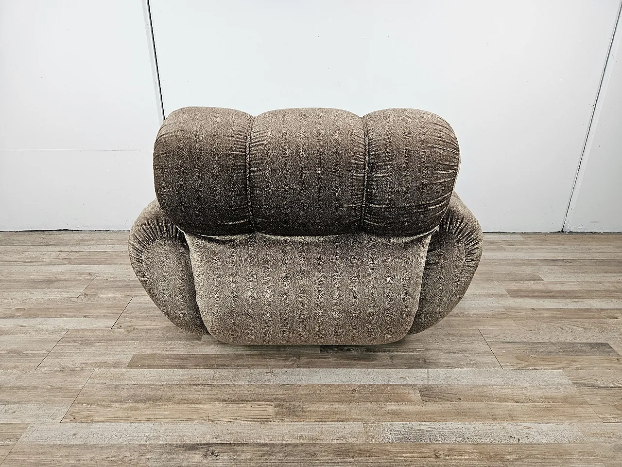 Vintage 70s armchair with wooden base 3