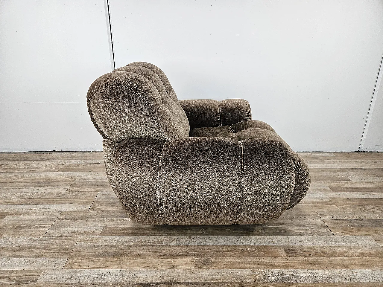 Vintage 70s armchair with wooden base 4