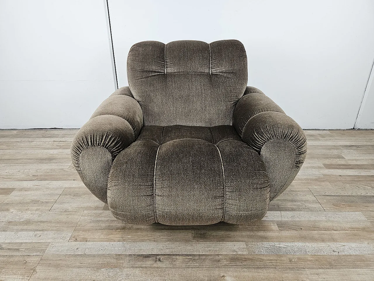 Vintage 70s armchair with wooden base 5