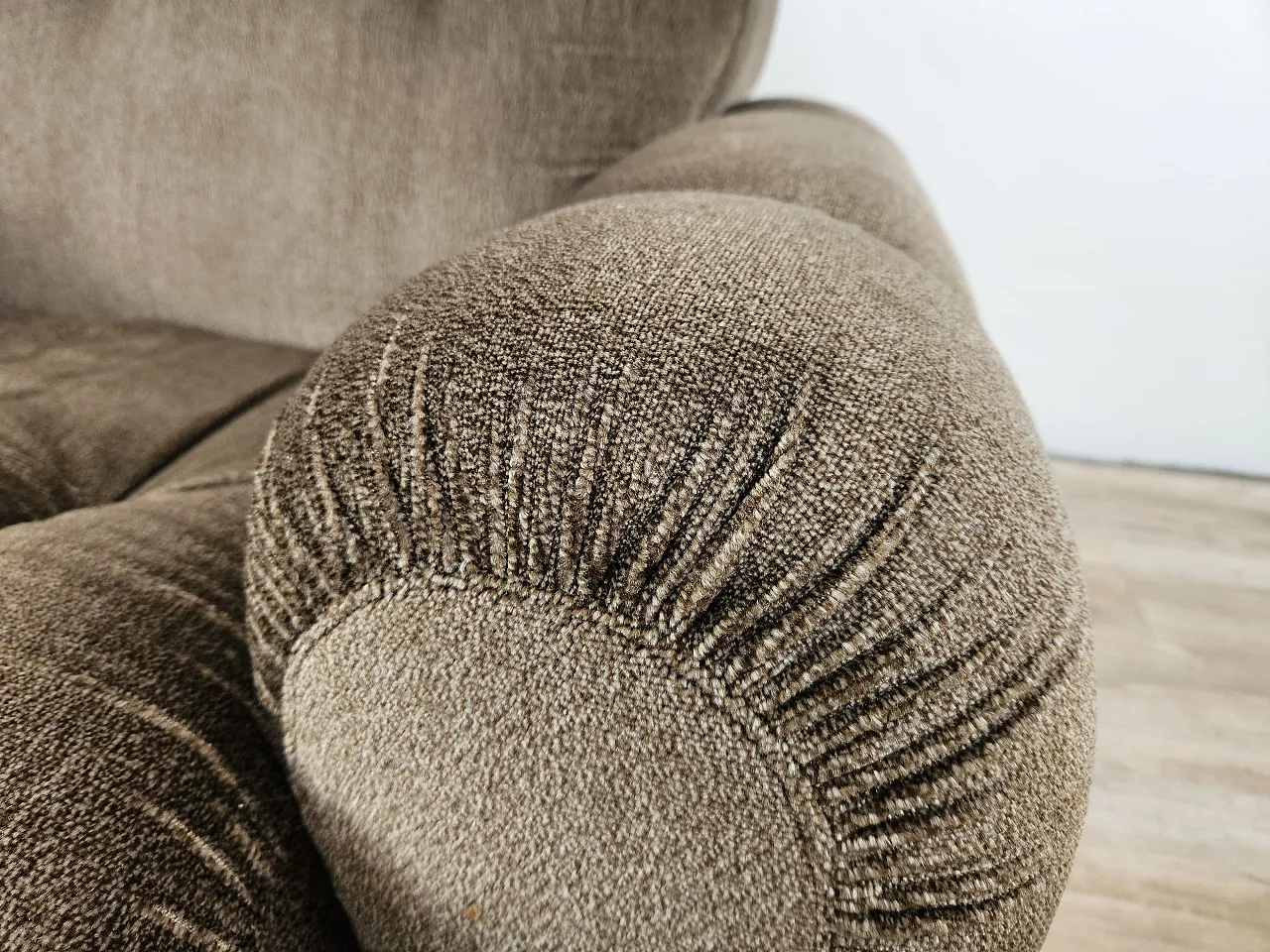 Vintage 70s armchair with wooden base 7