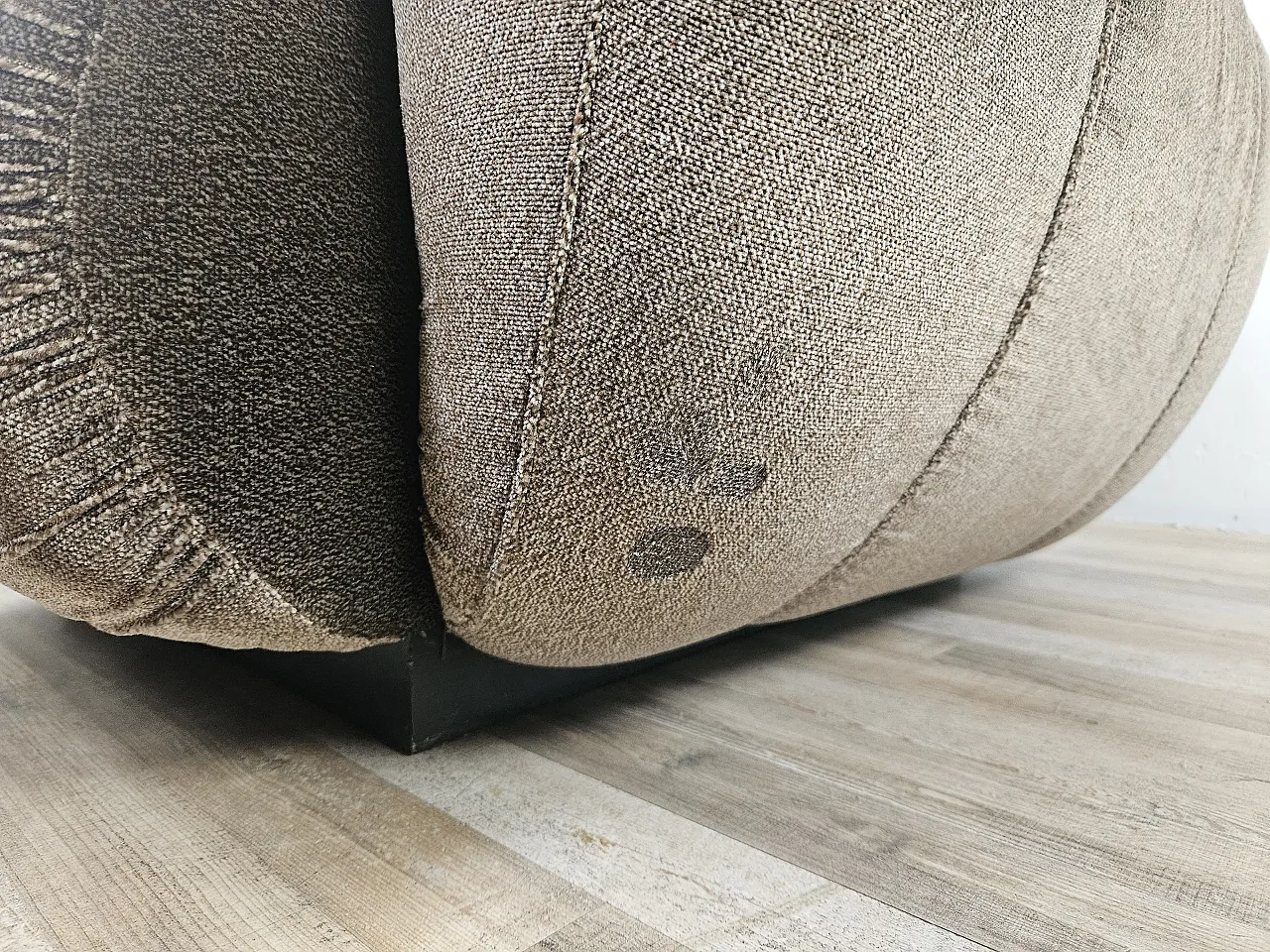 Vintage 70s armchair with wooden base 8