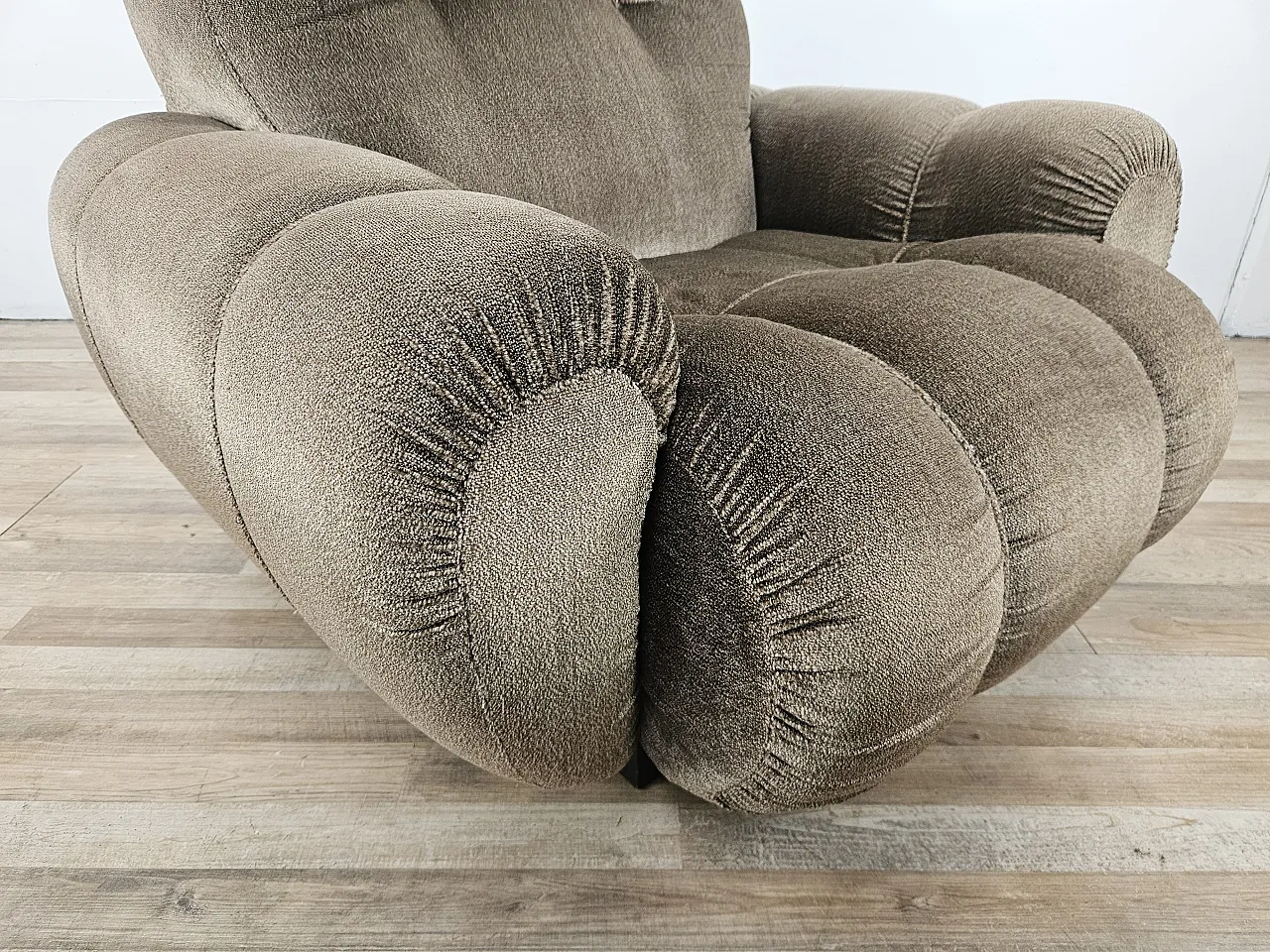 Vintage 70s armchair with wooden base 9