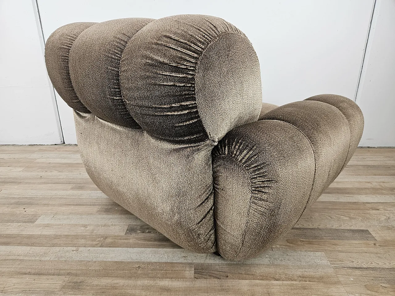 Vintage 70s armchair with wooden base 10