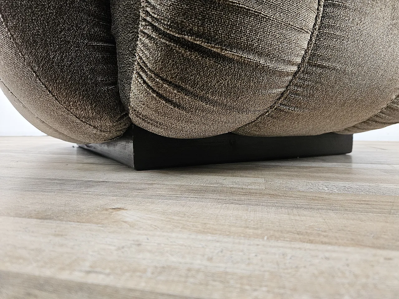 Vintage 70s armchair with wooden base 12