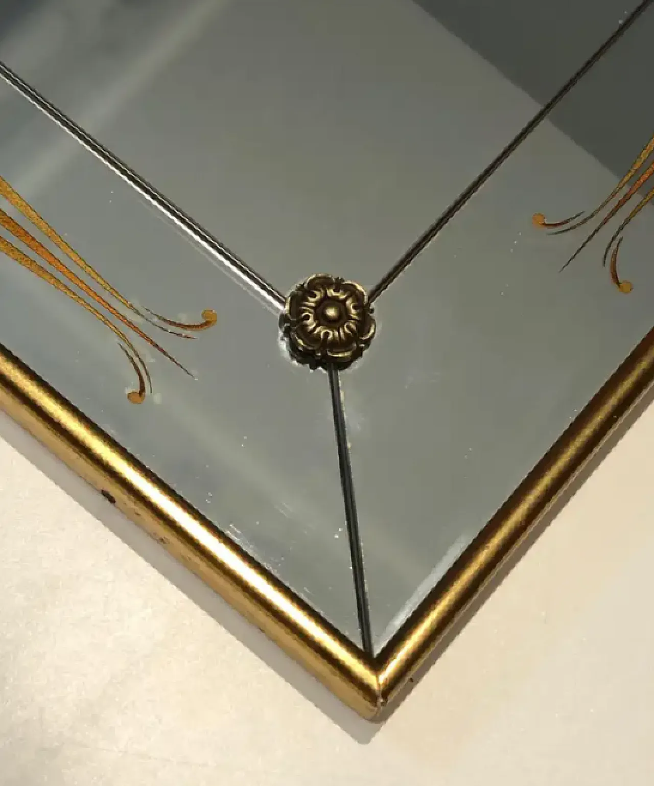 Specchio inciso con decorazioni in oro e rosso, anni '70 7